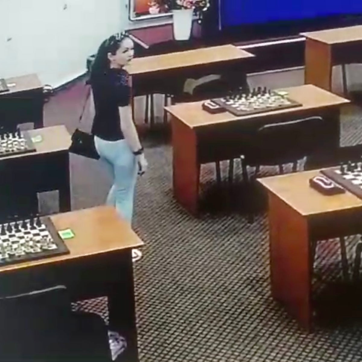 Kỳ thủ ở Nga bôi chất lạ vào quân cờ để đầu độc đối thủ 3 Russian chess champion 'smeared poison on childhood rival's board' | The Independent