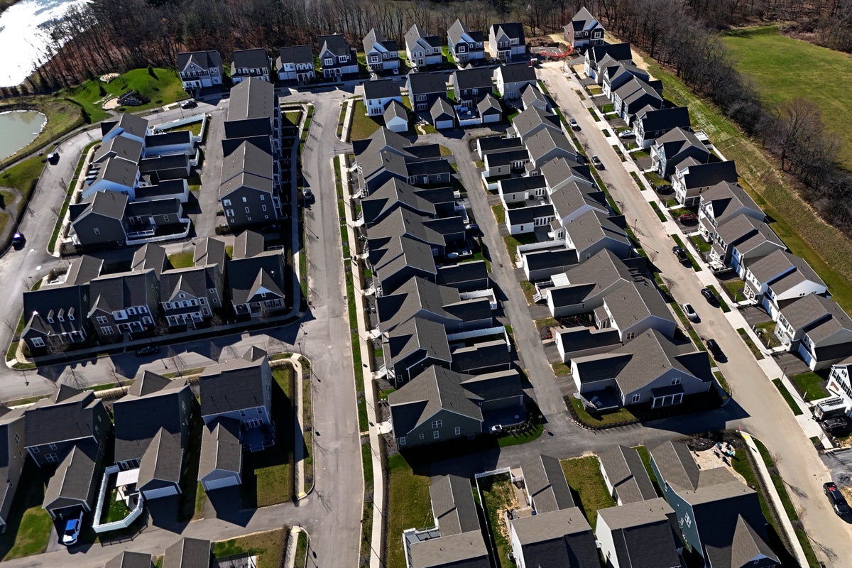 Homeowners race to refinance as mortgage rates retreat…