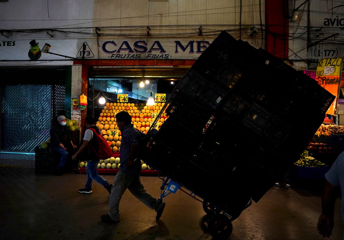 Los analistas se sorprendieron cuando el banco central de México comenzó a aumentar la inflación y recortar las tasas de interés.