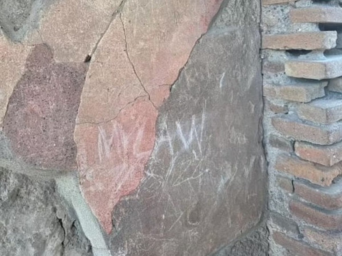 British tourist faces €60,000 fine after carving daughters’ initials into wall of Pompeii house