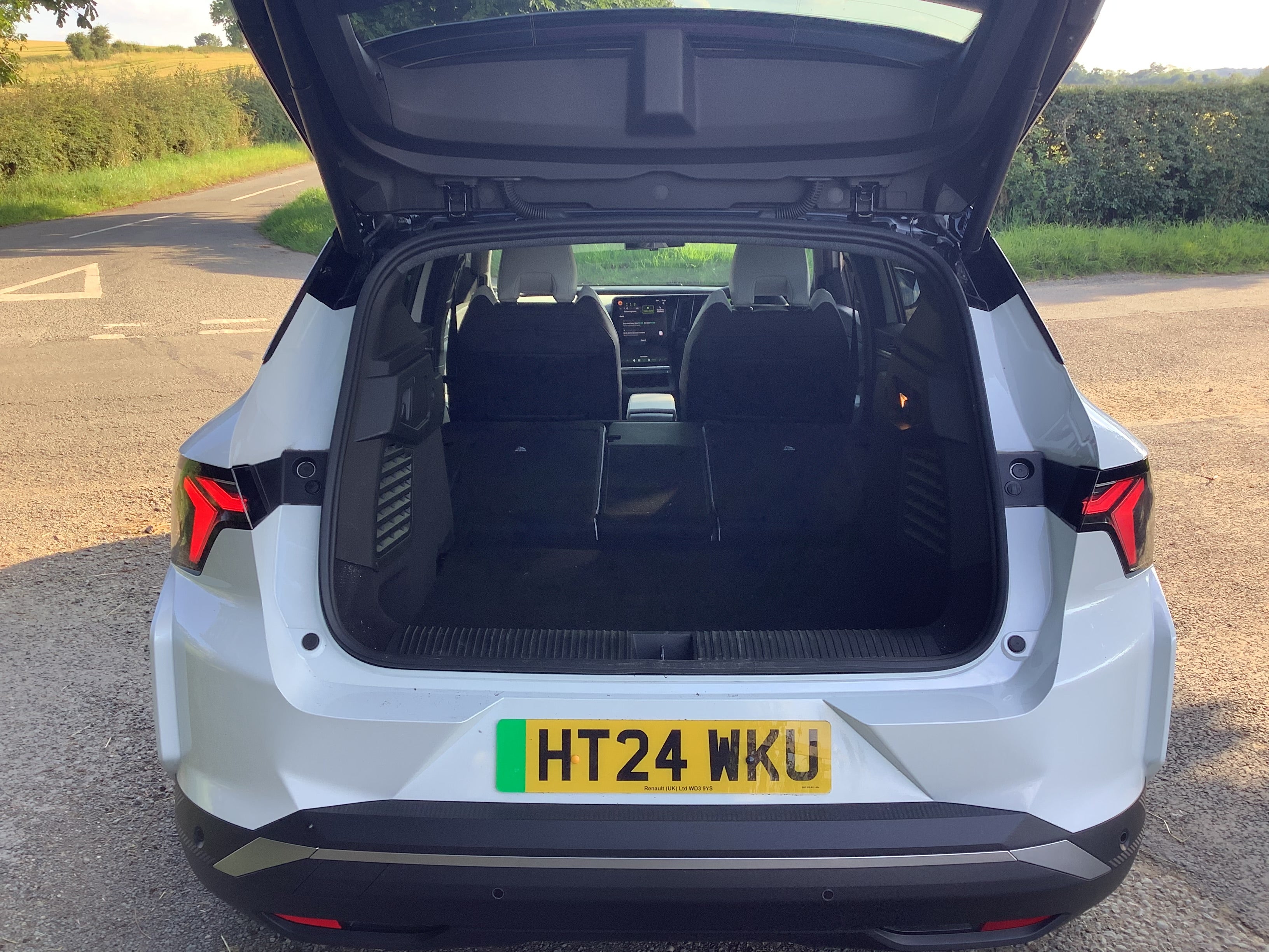 The boot has a capacity of 545 l, expandable to 1,670 l with the rear seats folded down.