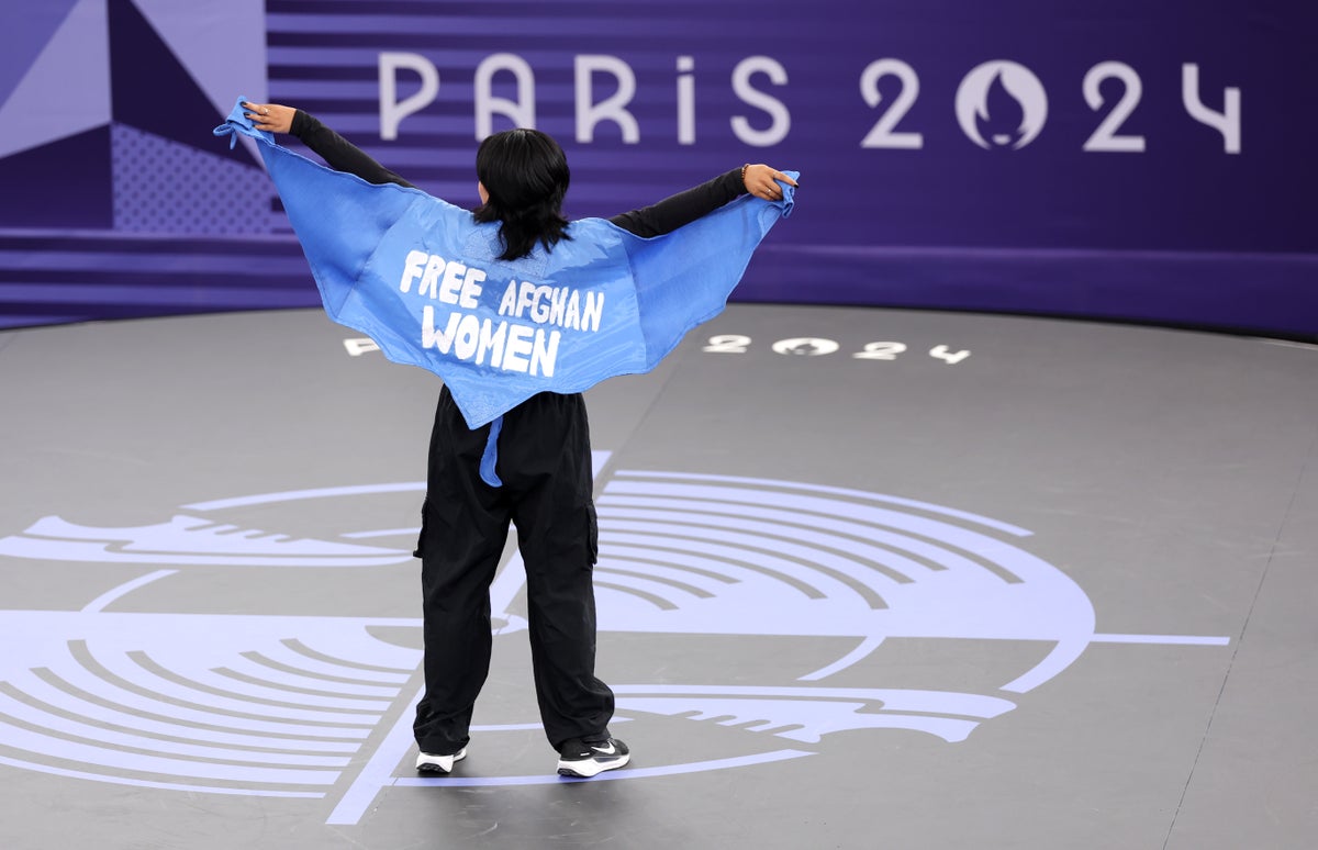 Breaking competitor unveils ‘Free Afghan Women’ cape during Olympic performance