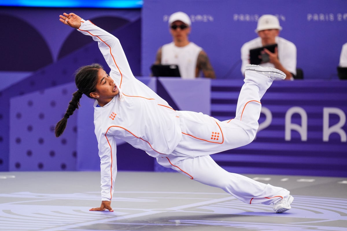 Breaking is not bad – the B-girls face-off and delight the Paris crowds