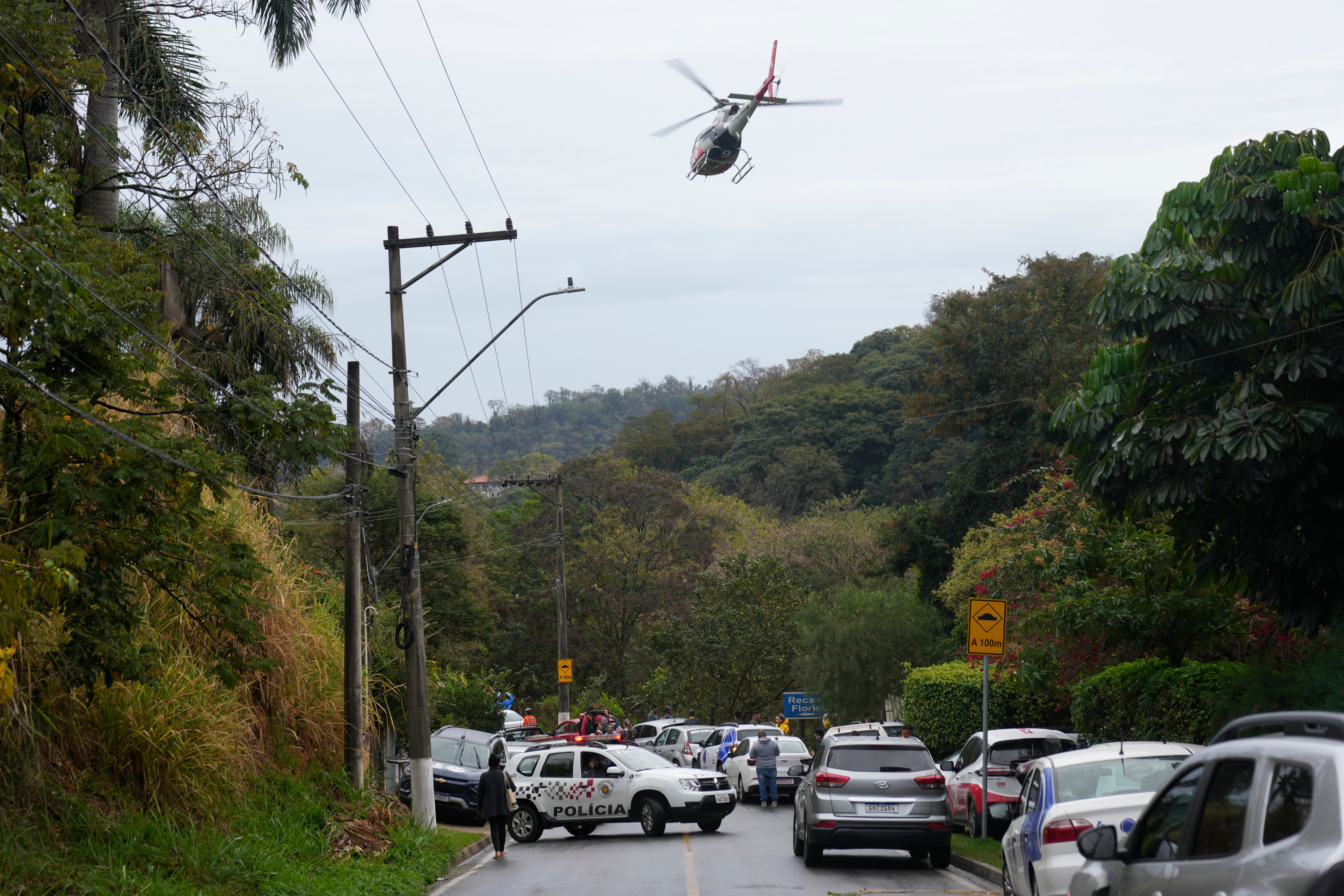 Helikopter przelatuje nad okolicą, w której w piątek rozbił się samolot Phoebus Flight 2283. Służby nie ustaliły jeszcze przyczyny wypadku