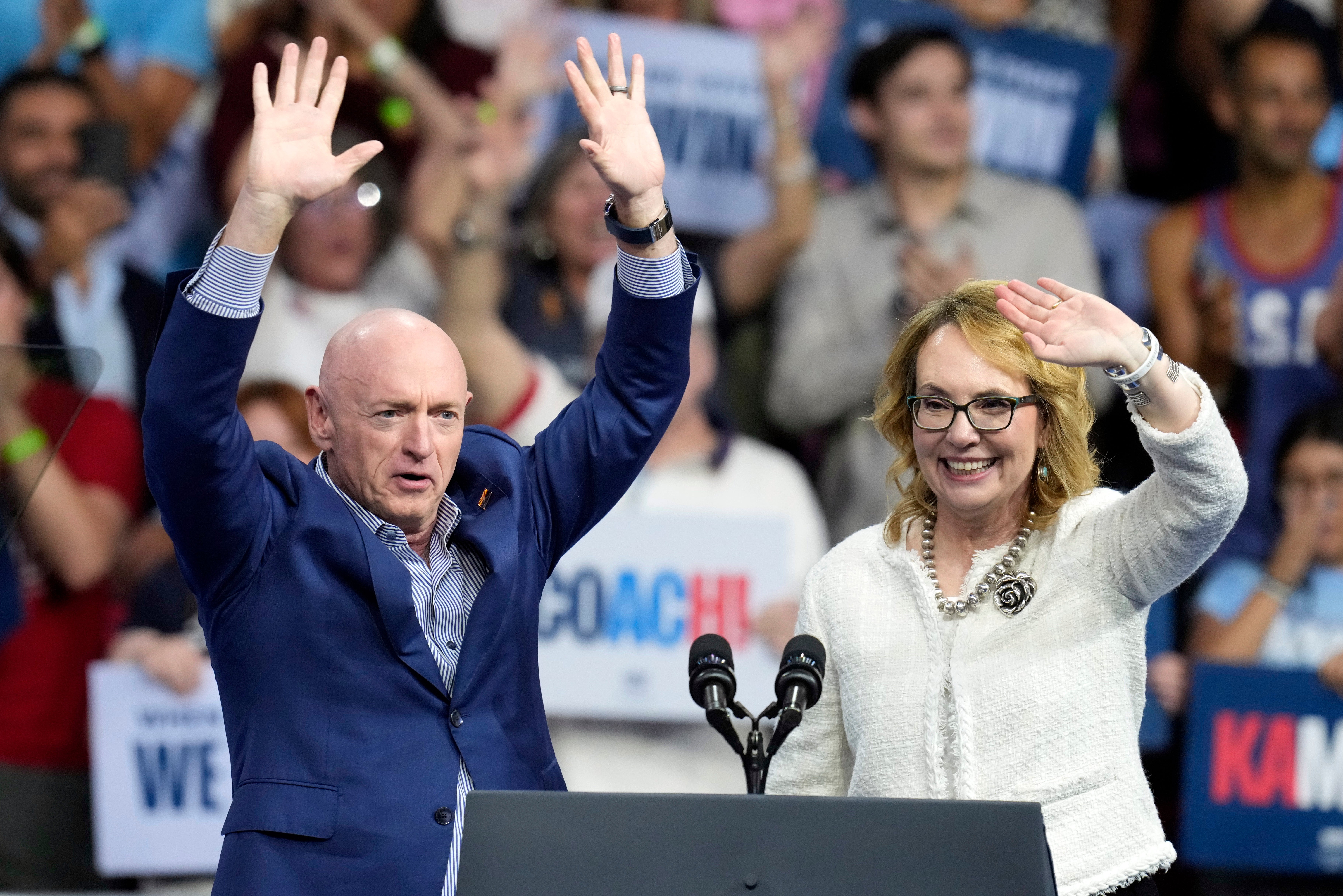 El senador Mark Kelly, demócrata de Arizona, y su esposa, la exrepresentante Gabby Giffords