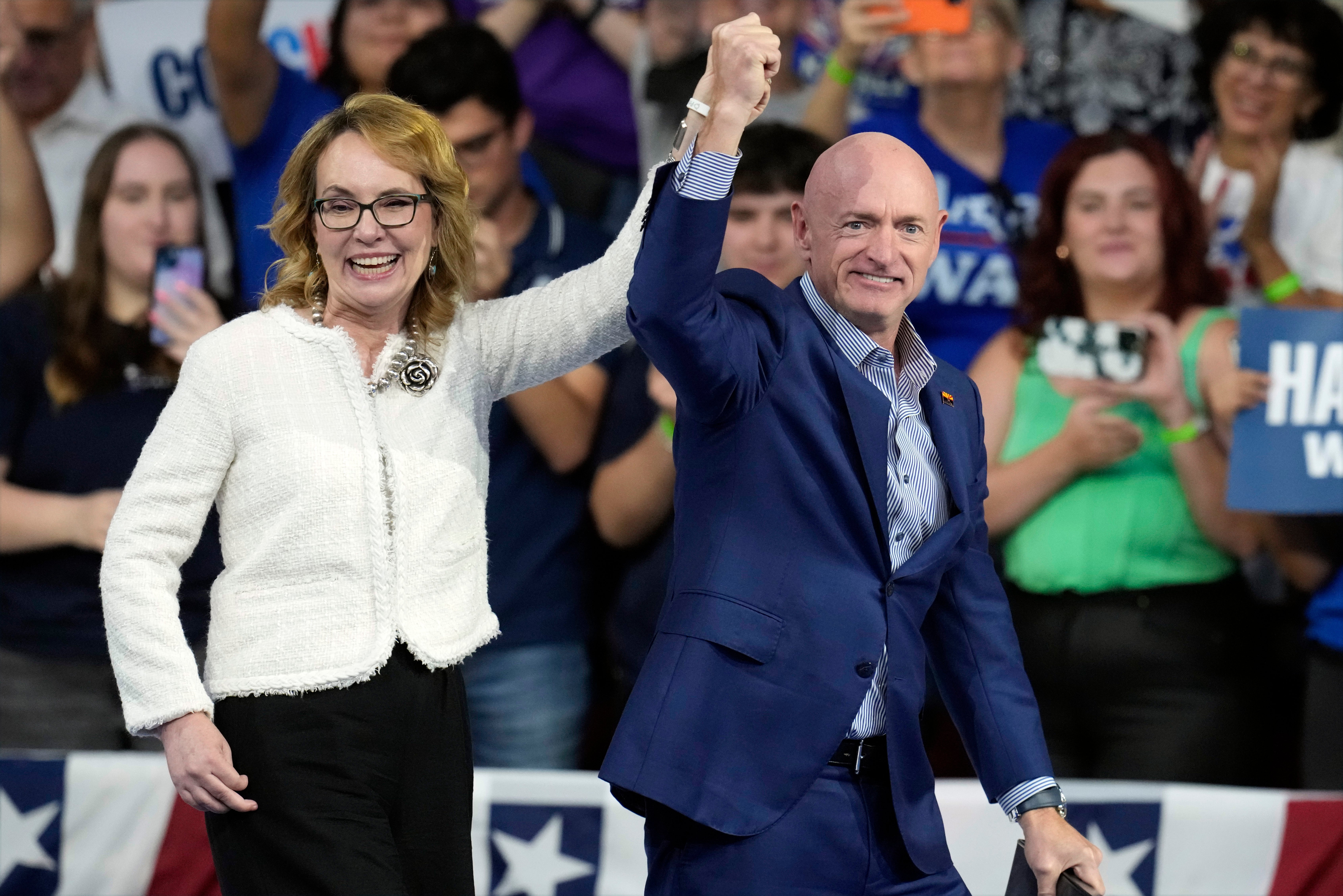 El senador Mark Kelly, demócrata de Arizona, y su esposa, la ex representante Gabby Giffords, comparecen ante la candidata demócrata a la vicepresidencia, Kamala Harris, y el gobernador de Minnesota, el candidato demócrata a la vicepresidencia, Tim Walz, durante un mitin de campaña en el Desert Diamond Arena, el viernes. , 9 de agosto de 2024, en Glendale, Arizona.