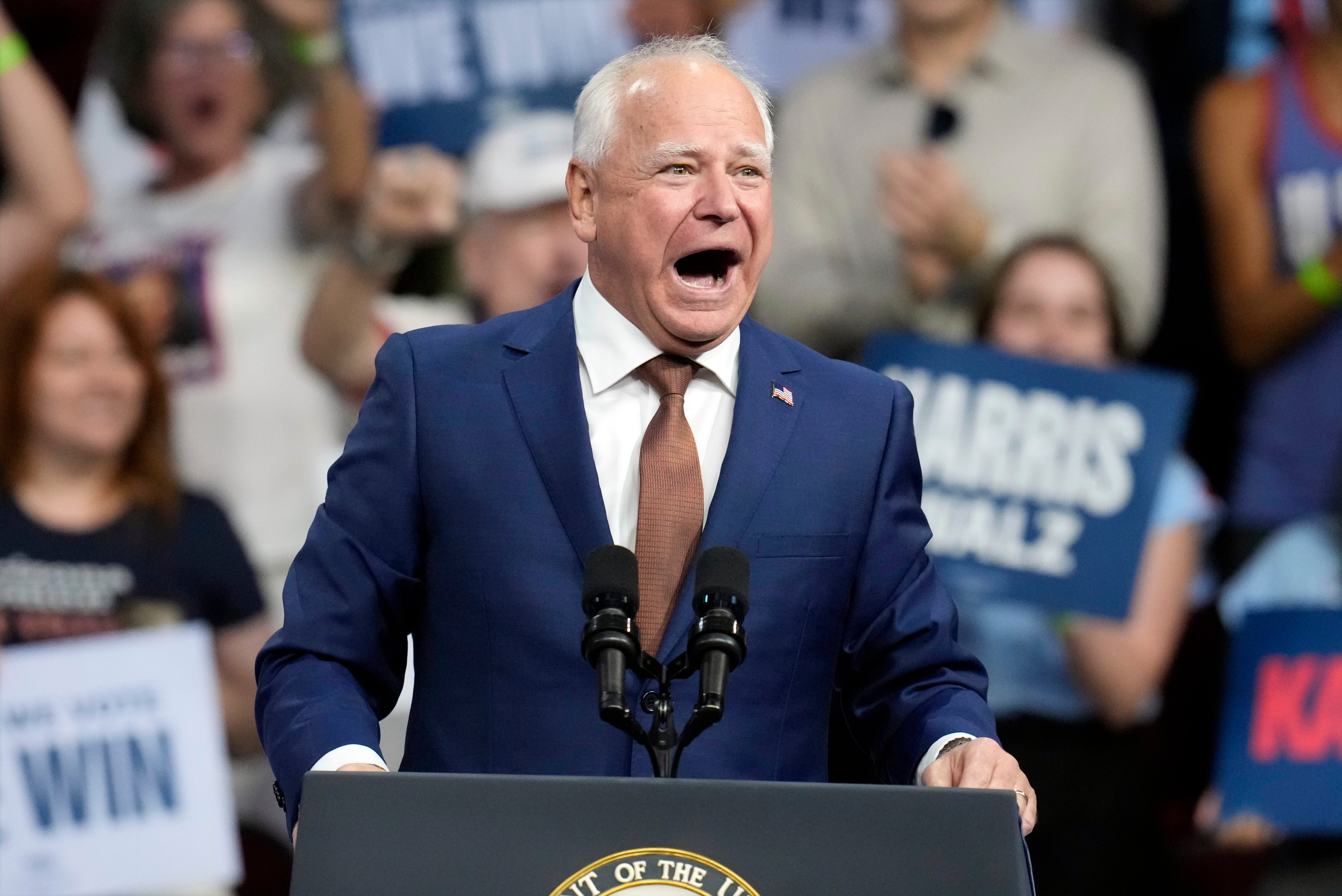 El candidato demócrata a la vicepresidencia, el gobernador de Minnesota, Tim Walz, habla durante un mitin de campaña en el Desert Diamond Arena, el viernes 9 de agosto de 2024, en Glendale, Arizona.