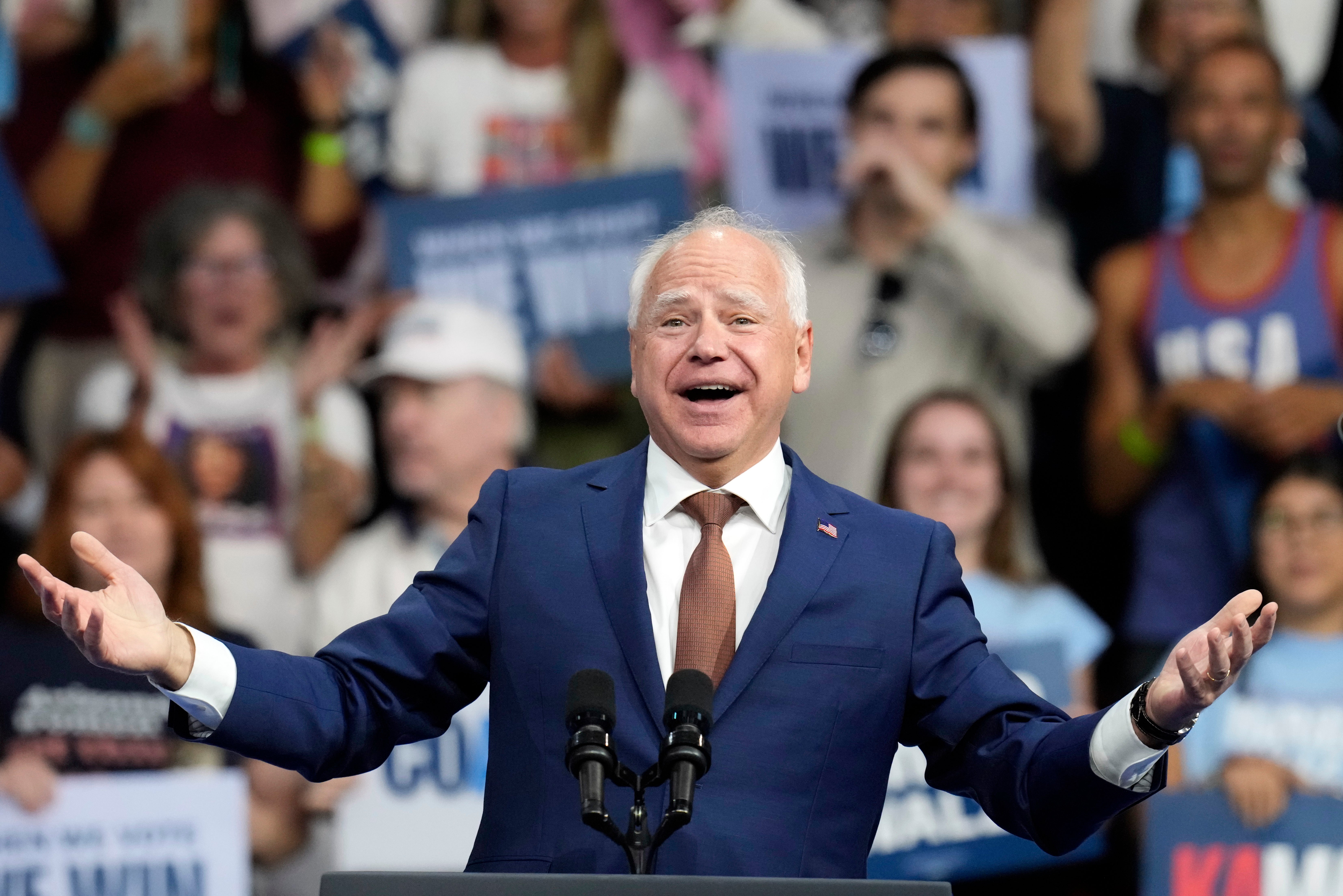 El candidato demócrata a la vicepresidencia, el gobernador de Minnesota, Tim Walz, habla durante un mitin de campaña en el Desert Diamond Arena, el viernes 9 de agosto de 2024, en Glendale, Arizona.