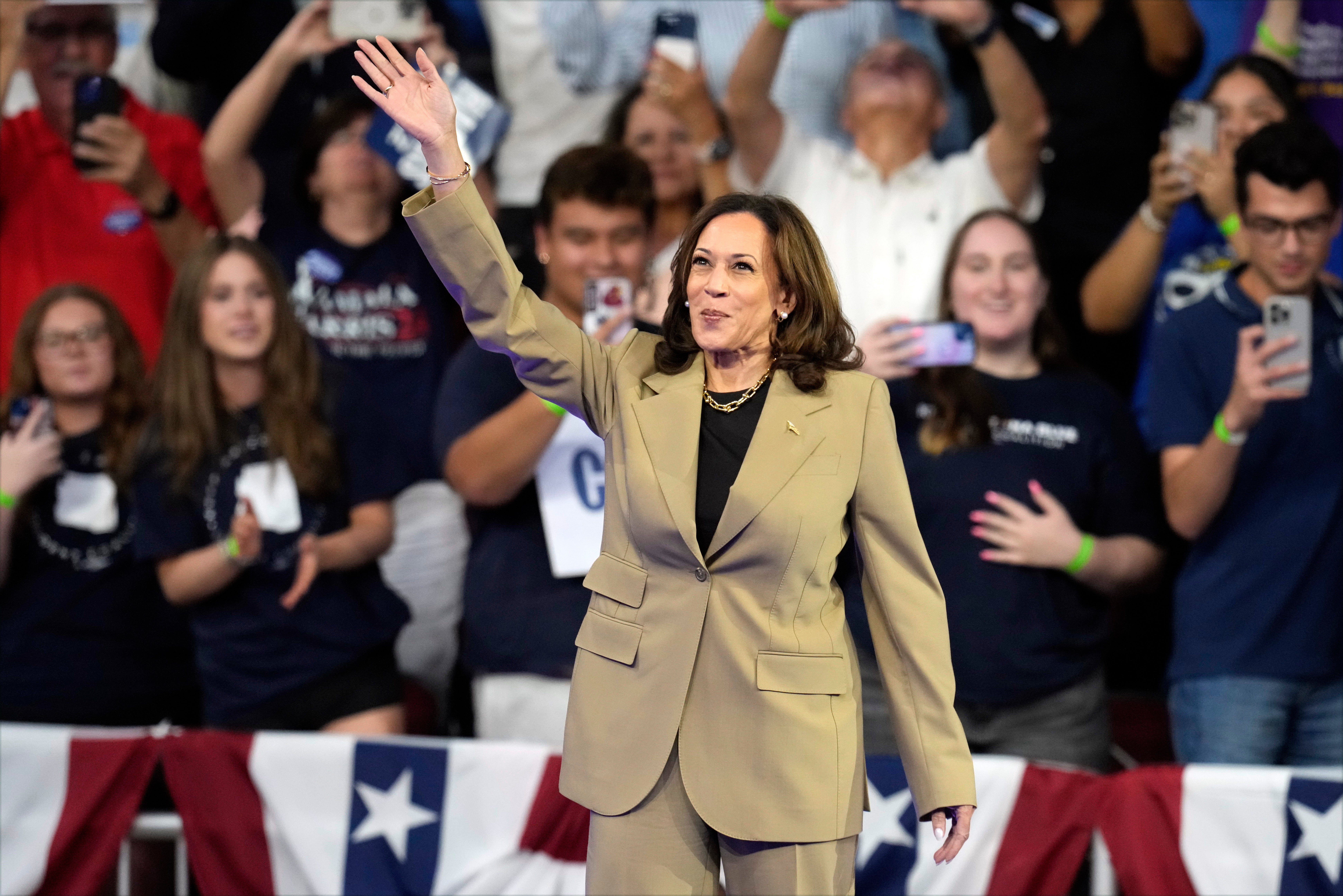 La vicepresidenta candidata presidencial demócrata, Kamala Harris, llega a un mitin de campaña en el Desert Diamond Arena, el viernes 9 de agosto de 2024, en Glendale, Arizona.