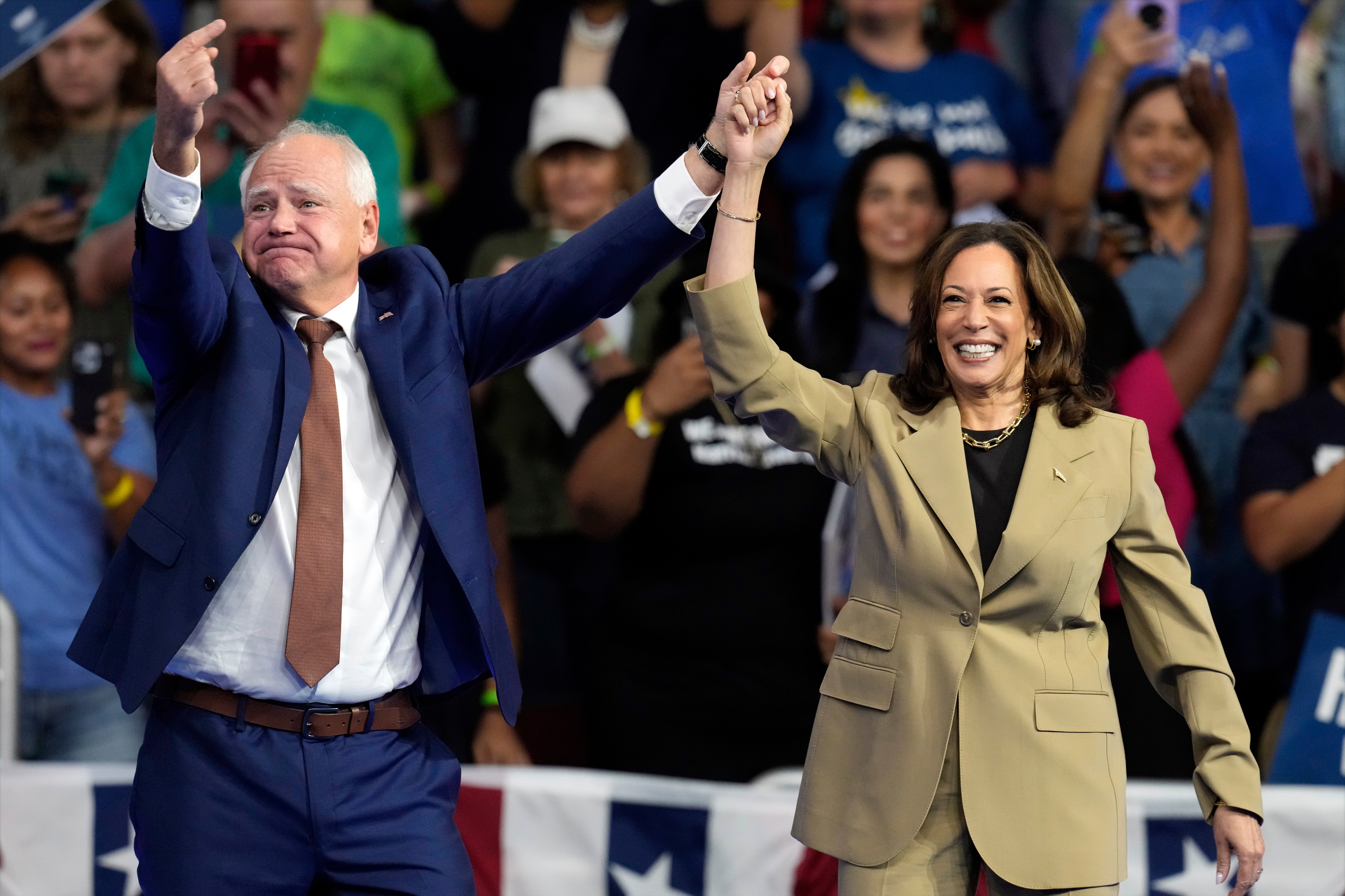 La candidata presidencial demócrata, la vicepresidenta Kamala Harris, y su compañero de fórmula, el gobernador de Minnesota, Tim Walz, llegan a un mitin de campaña en el Desert Diamond Arena, el viernes 9 de agosto de 2024, en Glendale, Arizona.