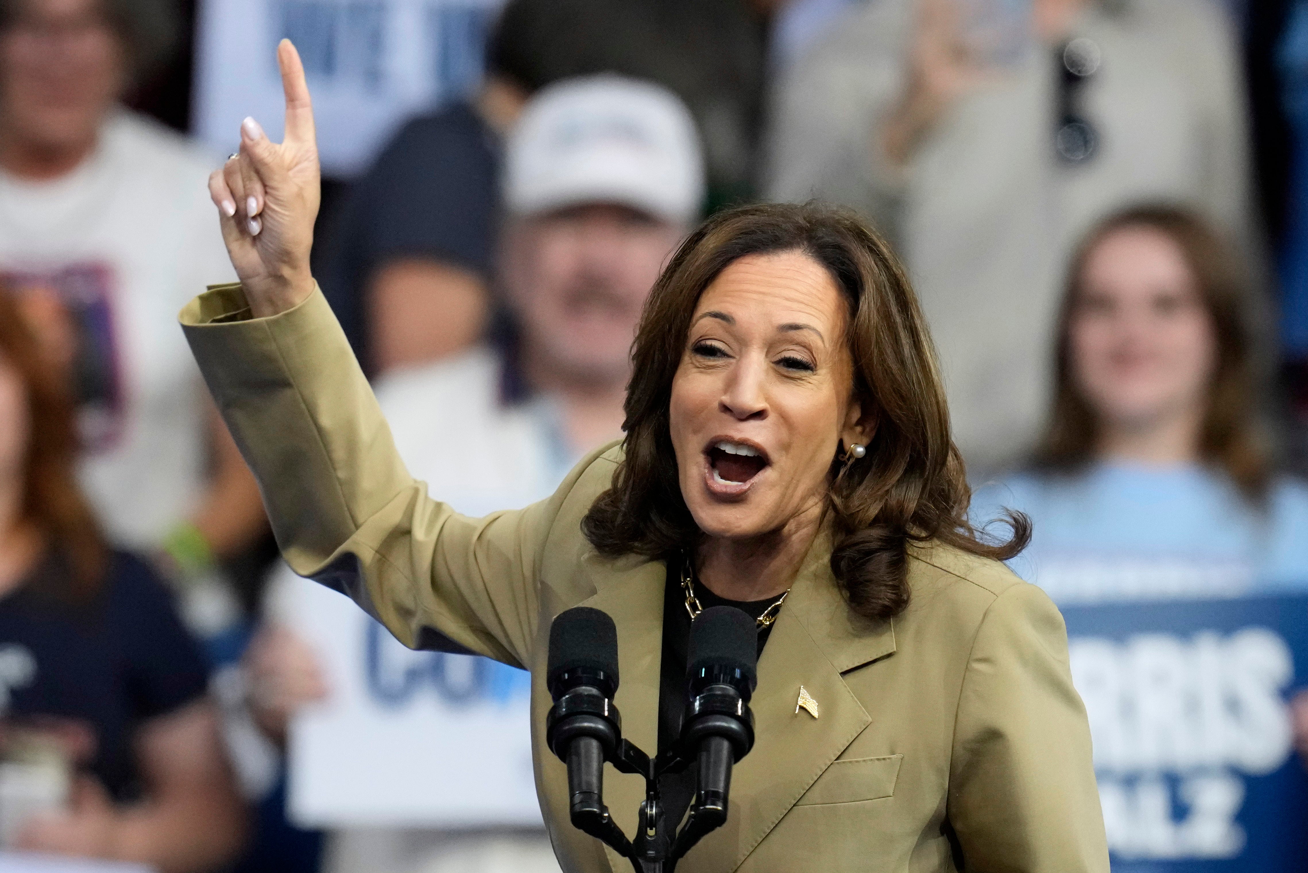 La vicepresidenta Kamala Harris, candidata presidencial demócrata, habla durante un mitin de campaña en el Desert Diamond Arena, el viernes 9 de agosto de 2024, en Glendale, Arizona.