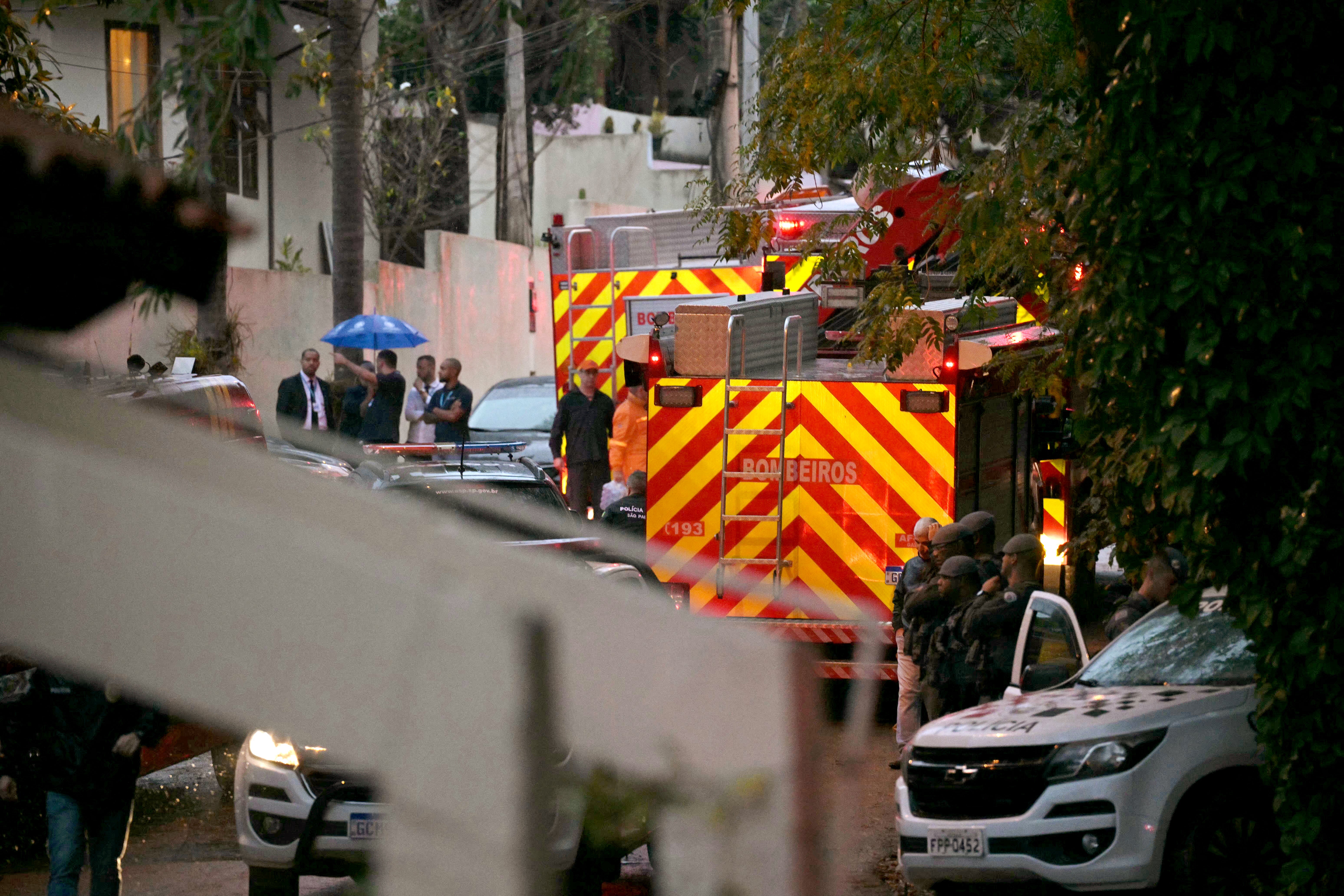 Los bomberos llegan a la entrada del conjunto residencial Recanto Florido donde se estrelló el avión