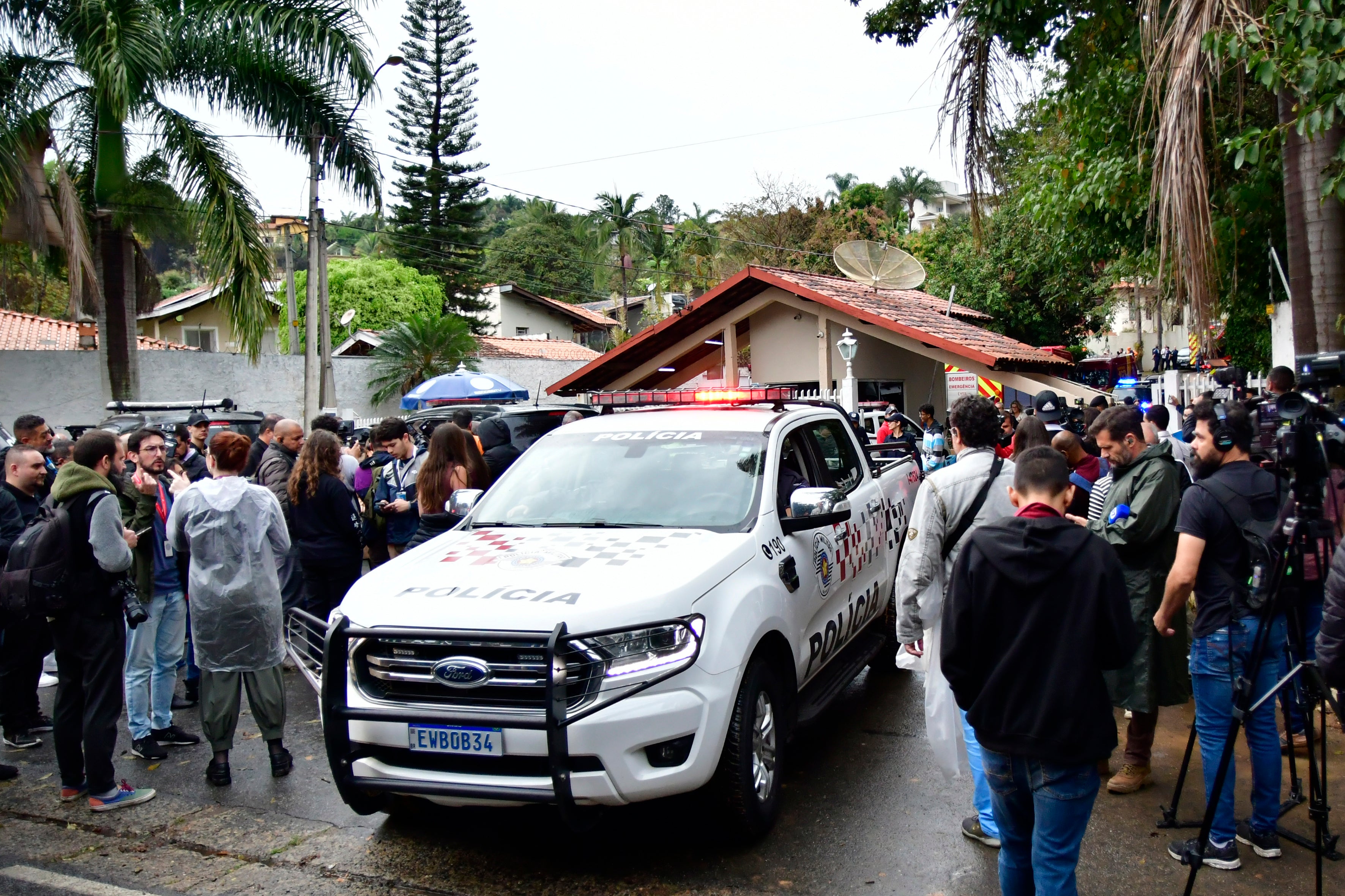 Polícia e equipe de resgate montam guarda no local da queda do avião bimotor ATR-72-500 da Voepass Airlines, em Vinhedo