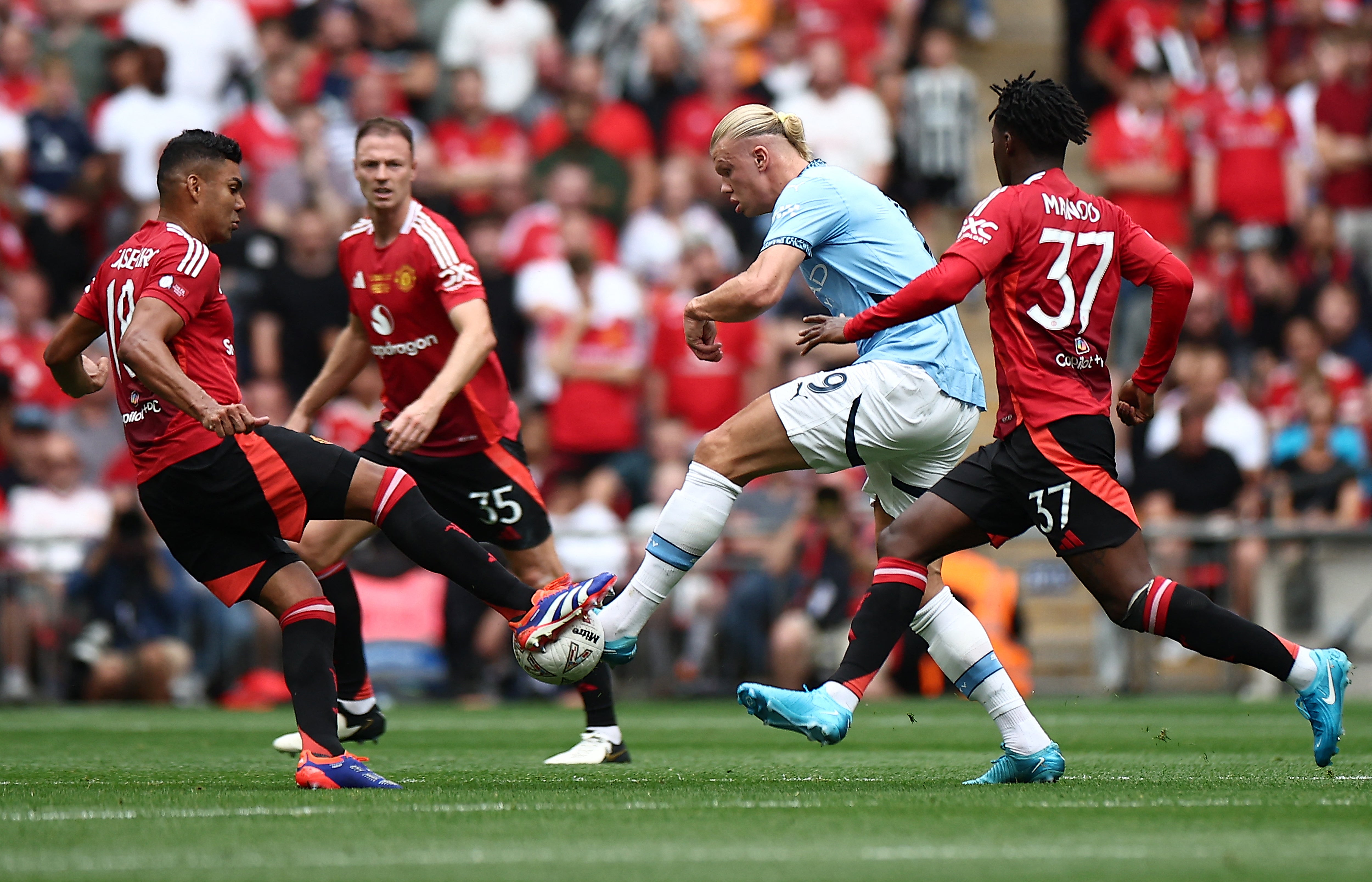 A tighter formation allowed Casemiro more help in his defensive midfield role.