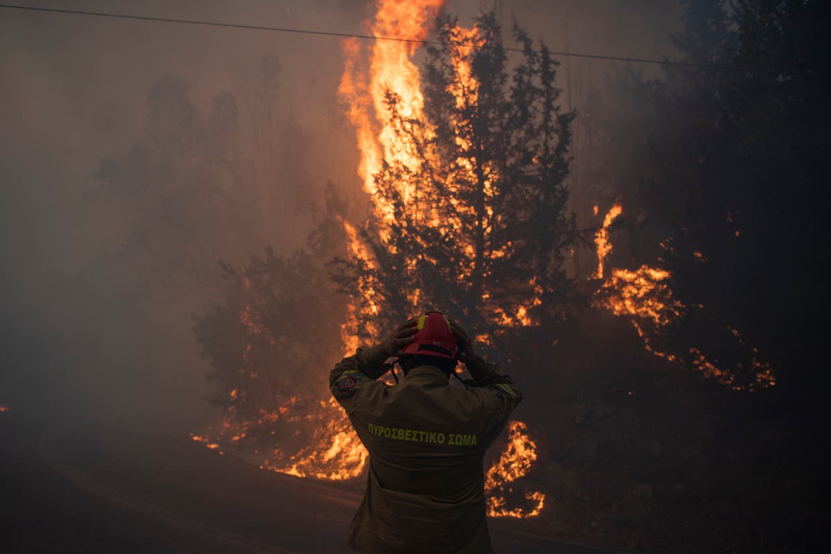 Greece wildfires force thousands to evacuate as warning issued to tourists