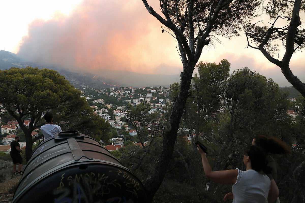 Greece wildfires force thousands to evacuate as warning issued to tourists