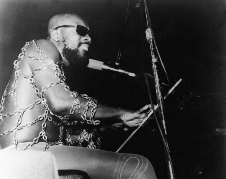 O cantor americano de funk e soul Isaac Hayes se apresenta no palco vestindo um top de corrente, década de 1970. Hayes morreu em 2008 aos 65 anos