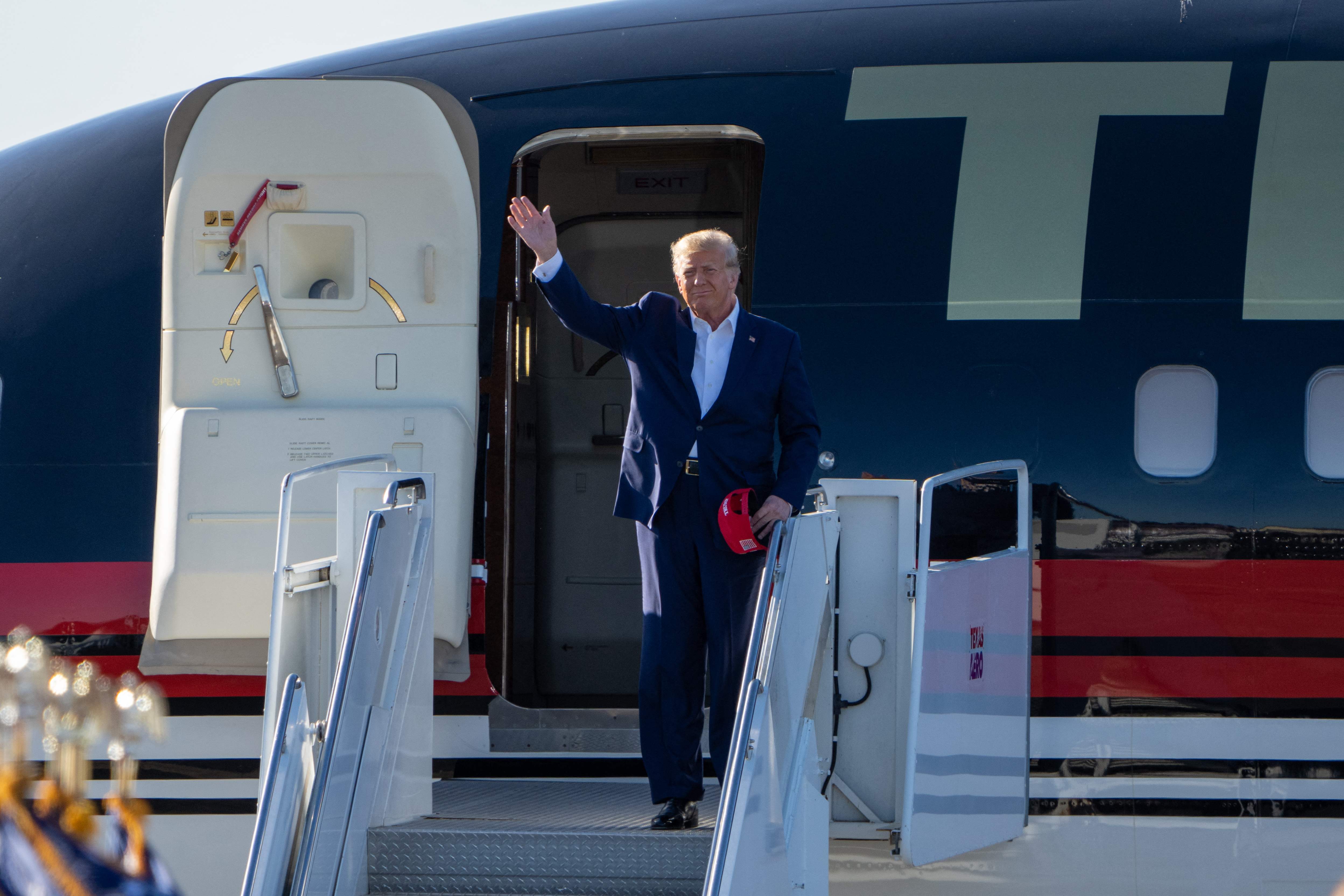 Republican candidate Donald Trump is unlikely to fly on Trump Force One in 2023. After his famous plane experienced technical problems over the weekend, Trump used a plane once owned by Jeffrey Epstein to travel to campaign events.