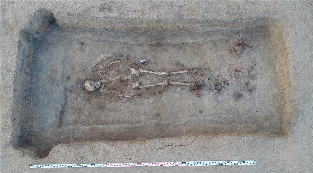 Gnezdilovo burial ground. Clearing of burial 49. At the bottom of the grave pit, a battle axe, stirrups, a a fig and a castle are visible in the feet of the buried