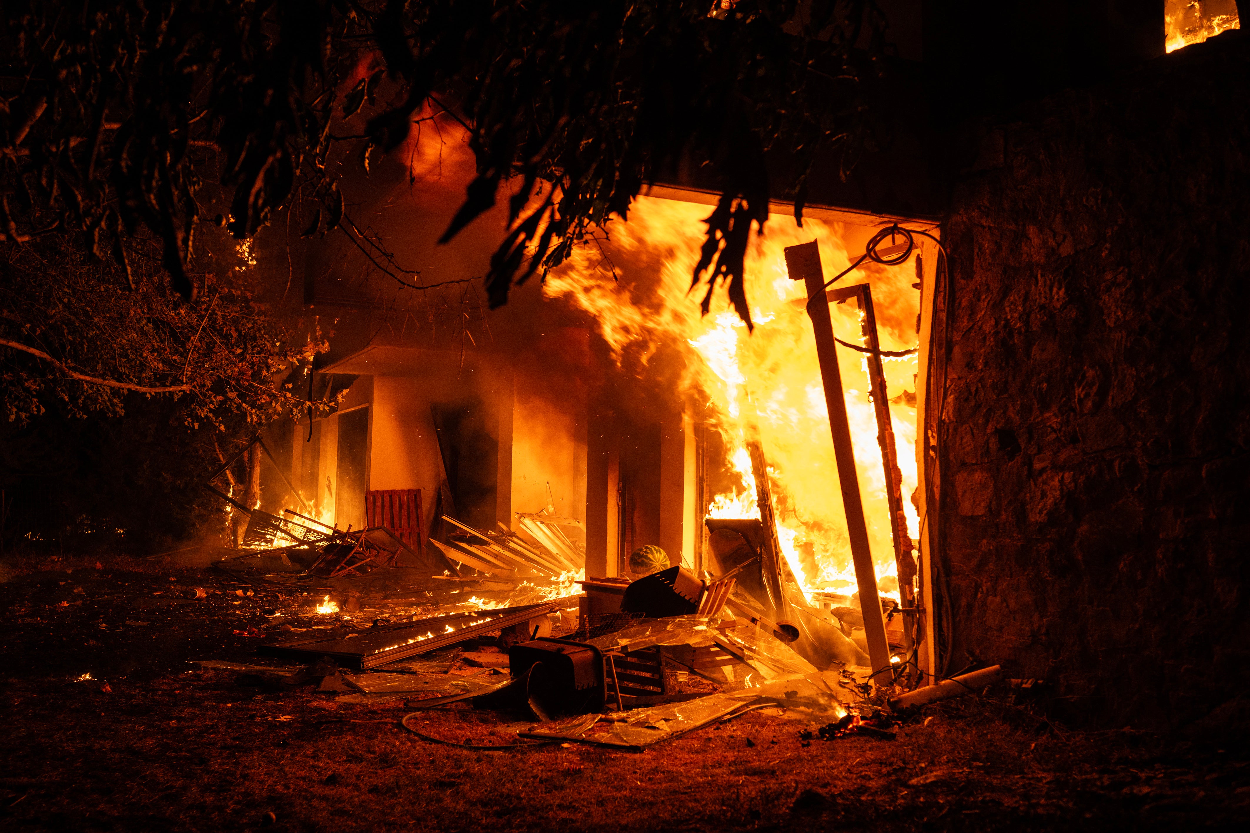 Bei einem Waldbrand in Varnavas nördlich von Athen brennt am 11. August ein Haus