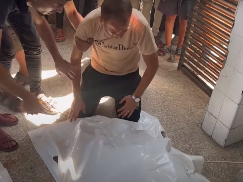 <p>Mohammed Abu al-Qumsan buries his wife and newborn twins killed by Israeli forces in Gaza </p>