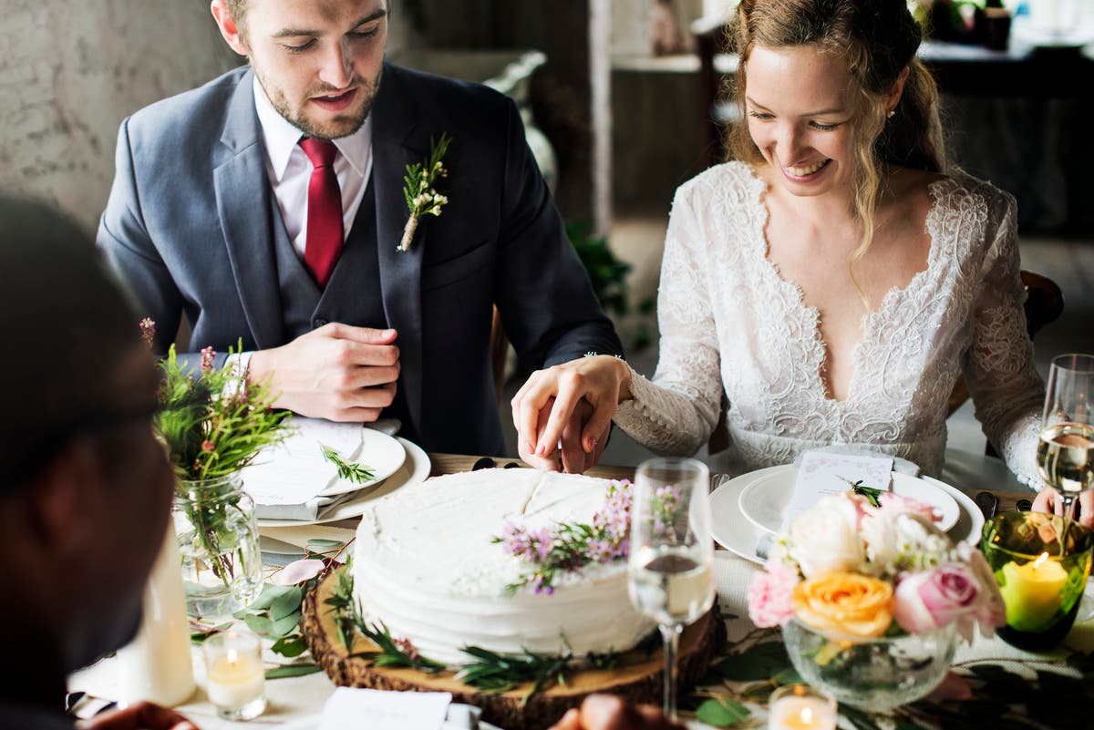 Groom causes outrage because he refused to change the color scheme at the wedding