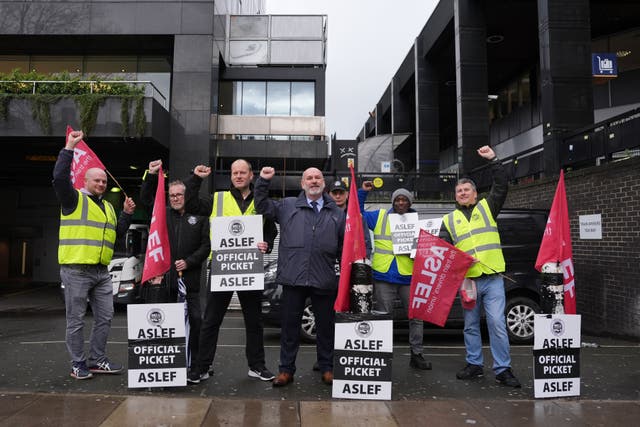 <p>Aslef general secretary Mick Whelan, centre, has described the government’s pay offer as good and fair </p>