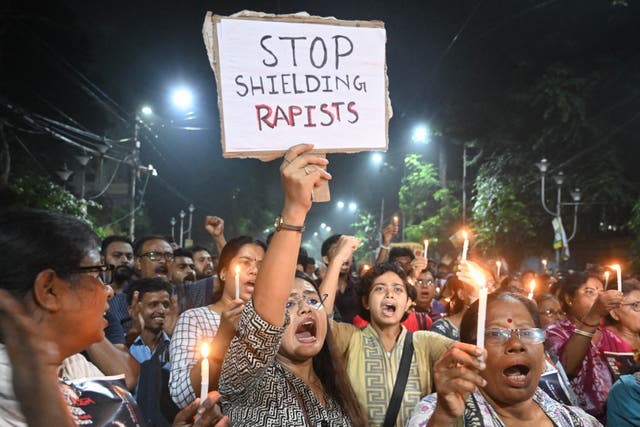 <p> Medical professionals and activists hold posters and candles as they take part in a midnight protest to condemn the rape and murder of a young medic, in Kolkata</p>