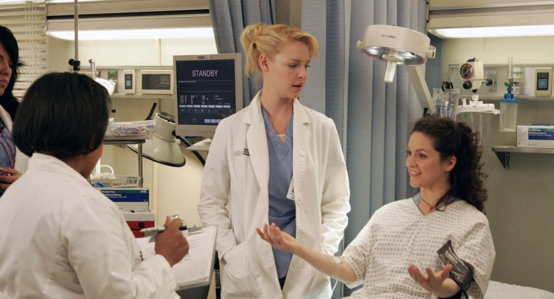 Kali Rocha (far right) as Sydney Heron on ‘Grey’s Anatomy'