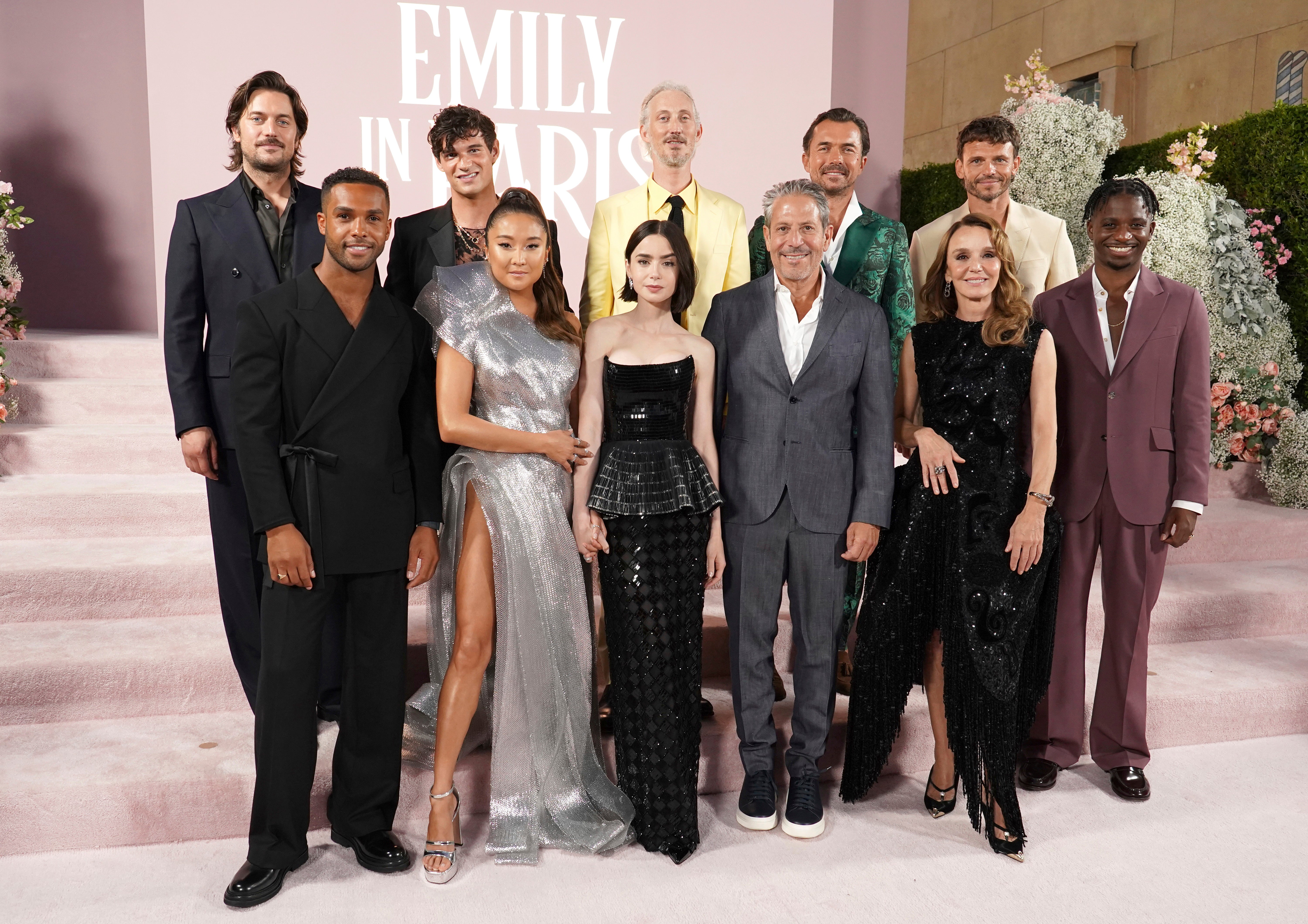 Le casting d'Emily in Paris à la première de la saison 4 à Los Angeles