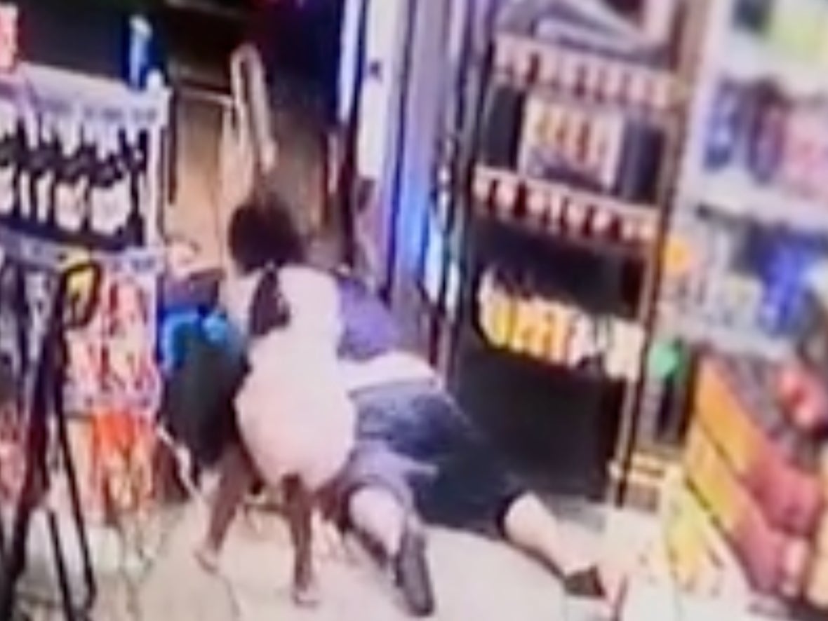 An eight-year-old girl hit an armed robber with a baseball bat who entered her father's liquor store. The incident was filmed.