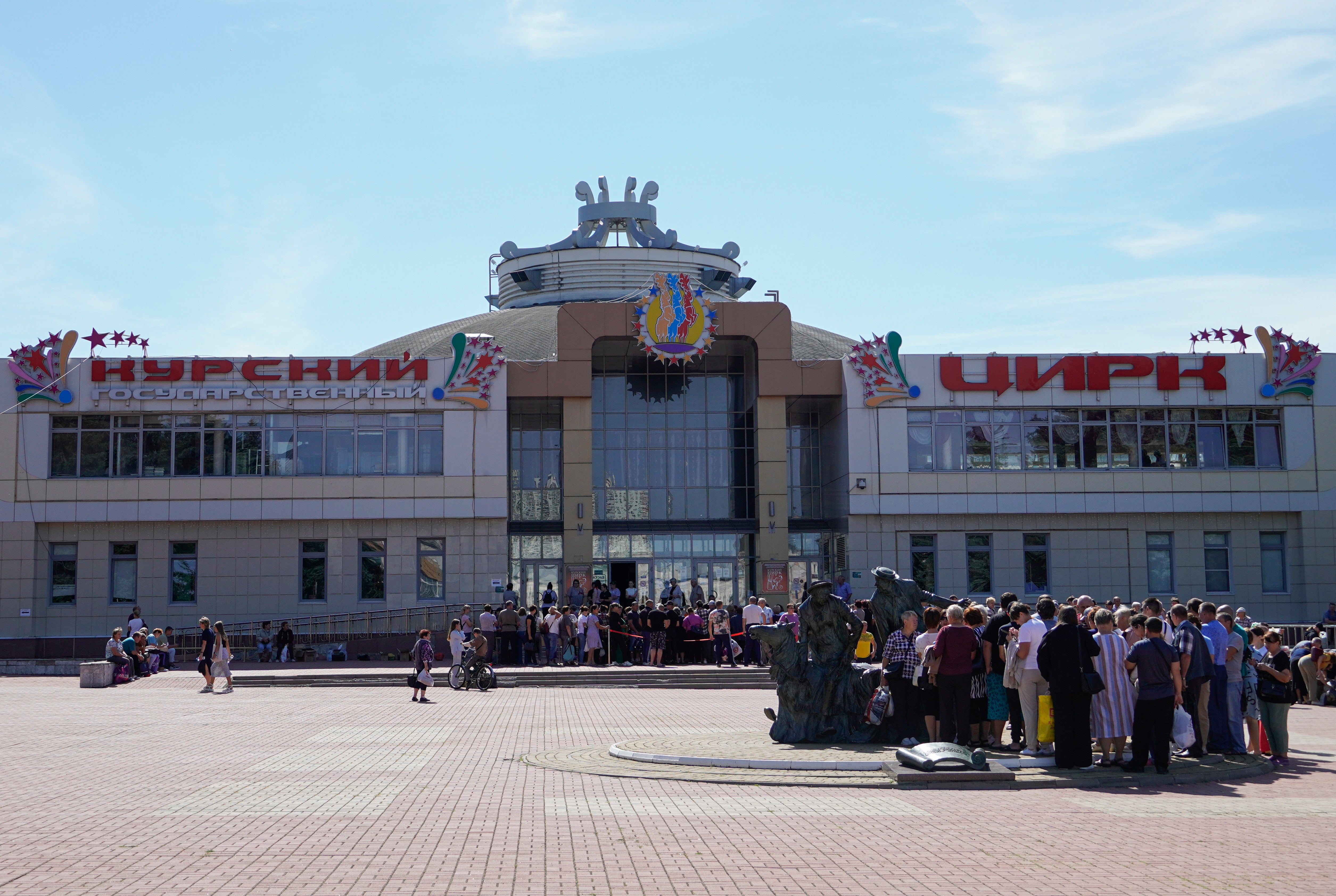 Hundreds of civilians line up to receive humanitarian aid in Kursk