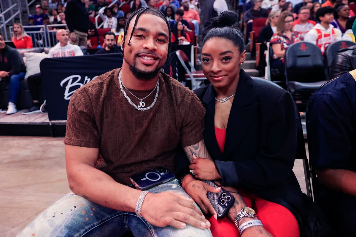 Simone Biles faces criticism for sporting a Packers jacket at Bears game, inspired by Jonathan Owens