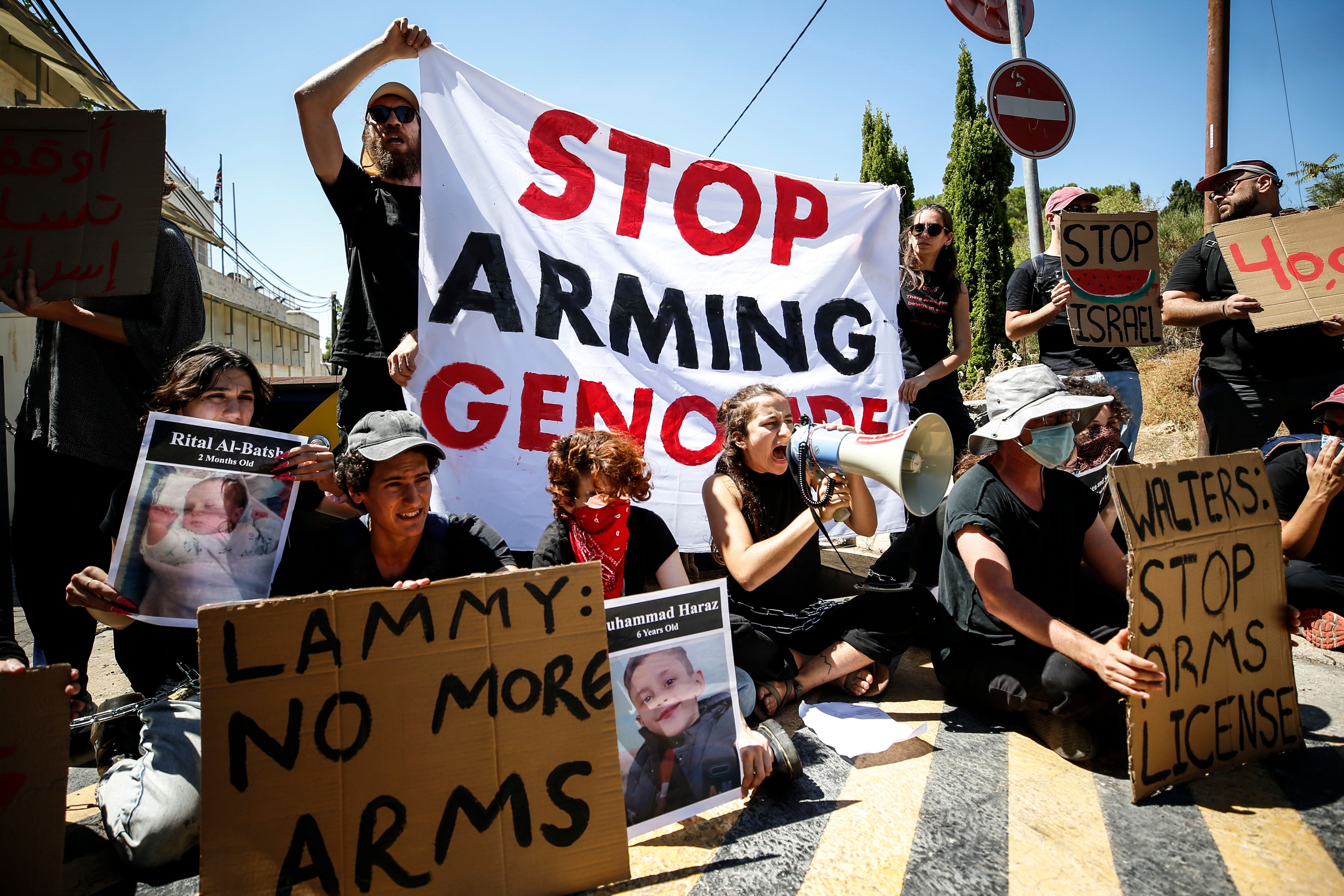 Israeli protesters in Jerusalem during the visit by the British and French foreign ministers