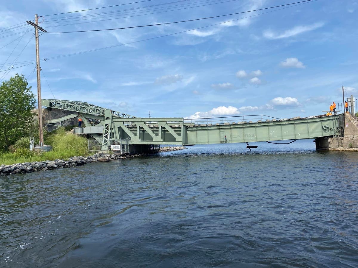 Rail bridge collapses on US-Canada border