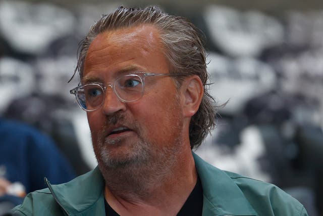 <p>Matthew Perry asiste a los Playoffs de la Stanley Cup 2023 el 29 de abril de 2023 en Los Ángeles. Murió en octubre de ese año </p>