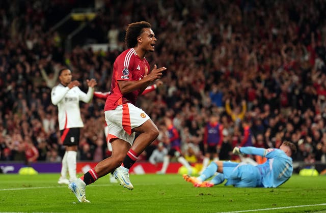 <p>Joshua Zirkzee scores the first goal of the game against Fulham</p>