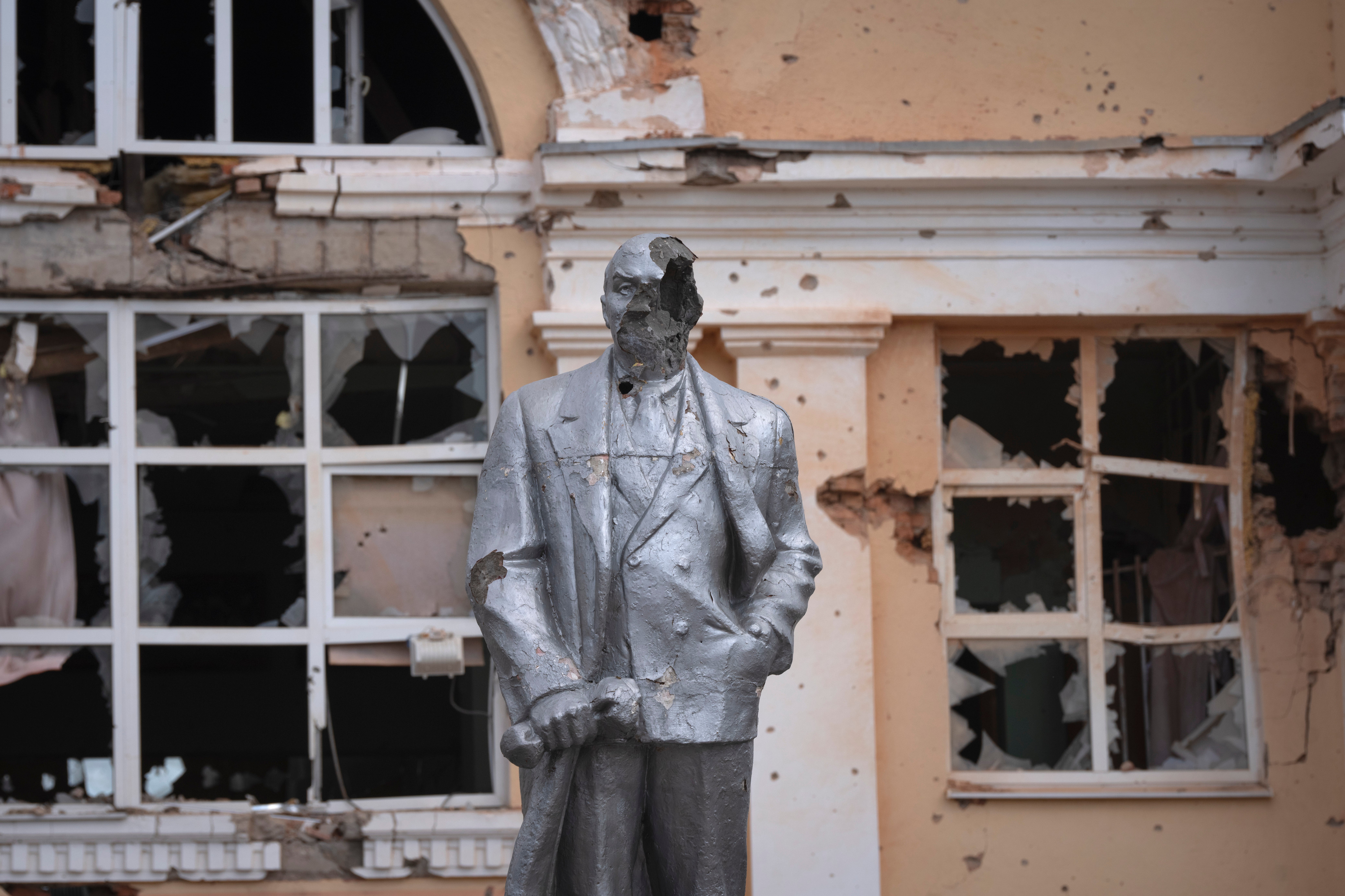 A damaged monument to Soviet founder Vladimir Lenin stands in a central square in Sudzha, Kursk region, Russia, Friday, Aug. 16, 2024.