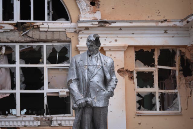 <p>A damaged monument to Soviet founder Vladimir Lenin stands in a central square in Sudzha, Kursk</p>