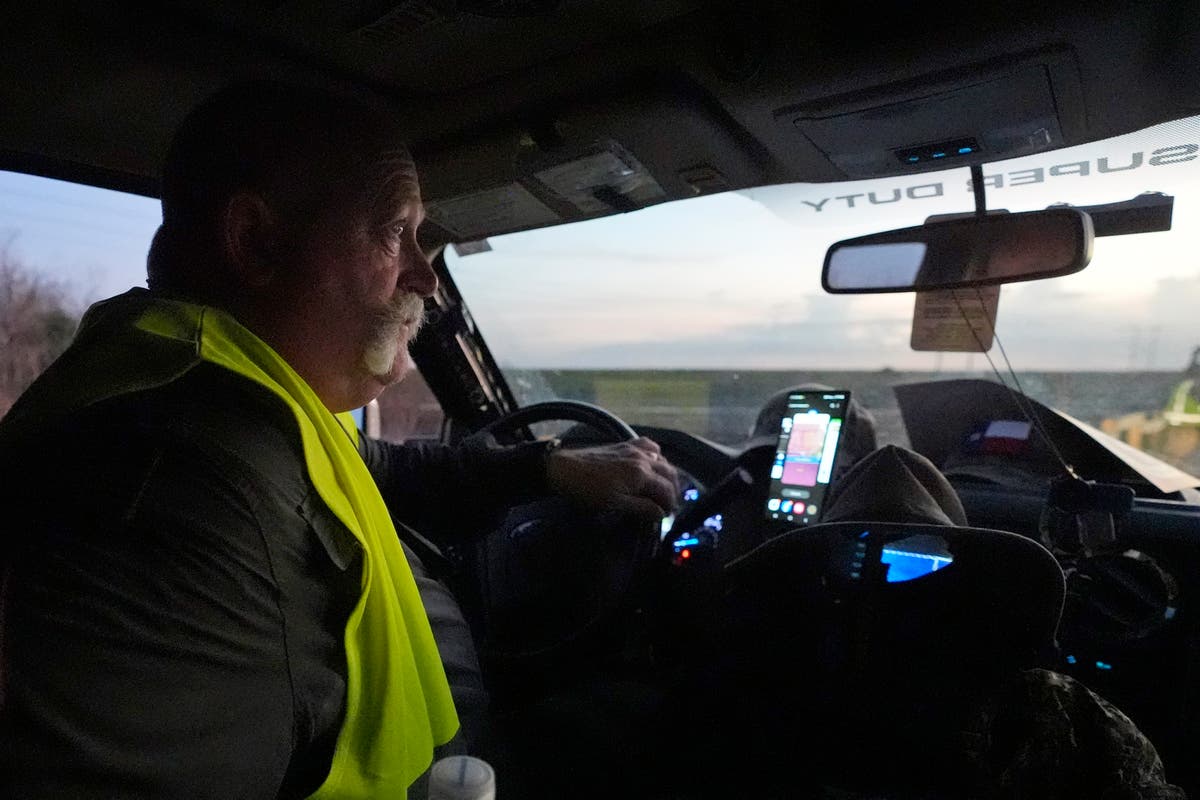 A hunter&rsquo;s graveyard shift: grabbing pythons in the Everglades
