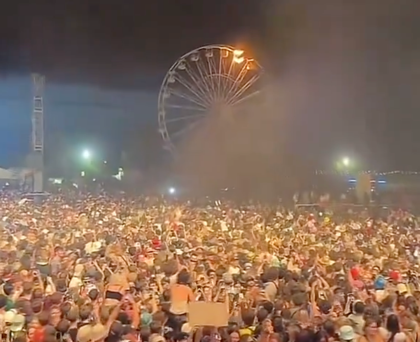 Ein Feuer während eines Konzerts des Musikers Ski Aku beim Highfield Festival in der Nähe von Leipzig.