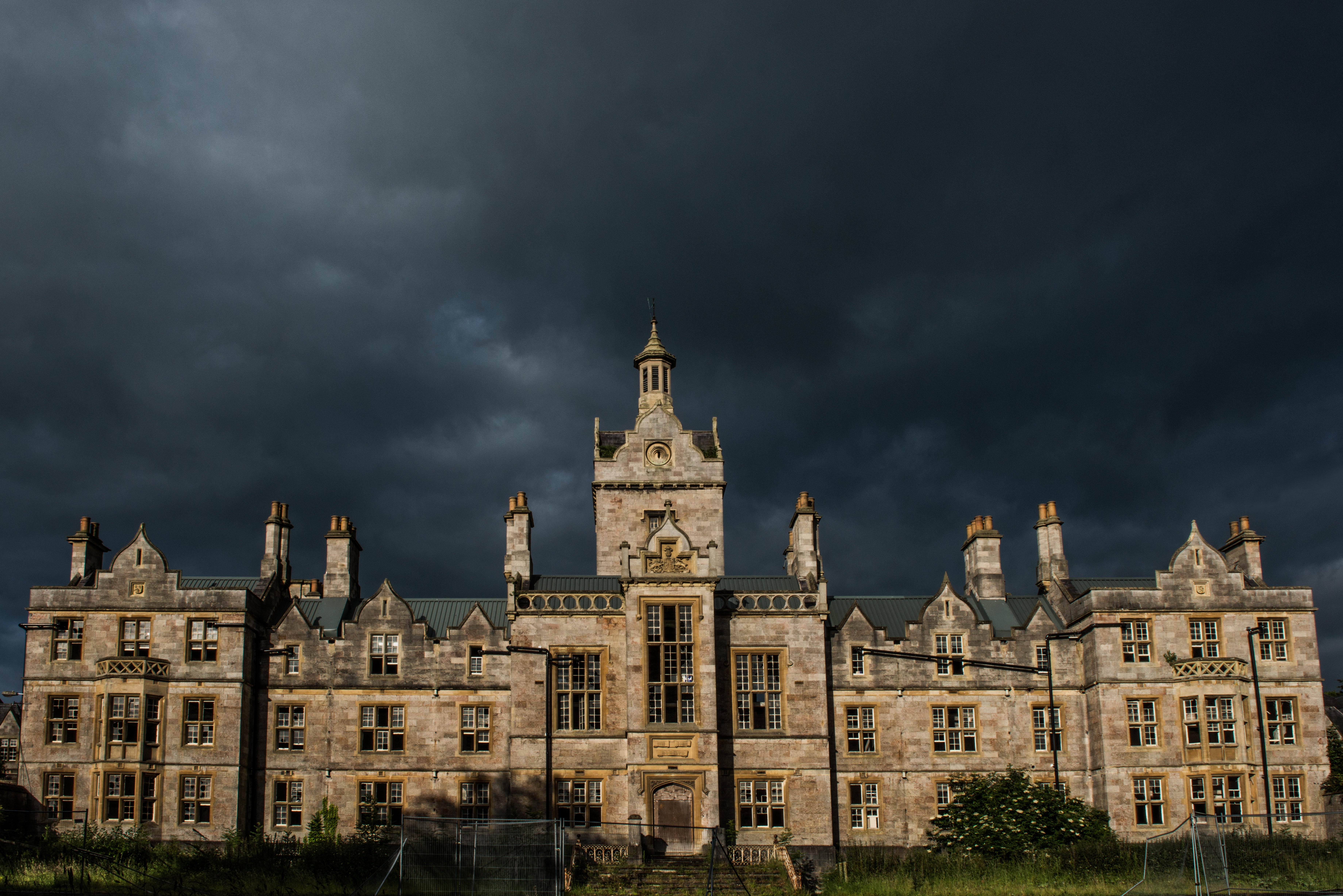 The vast building has fallen into disrepair since its closure in 1995