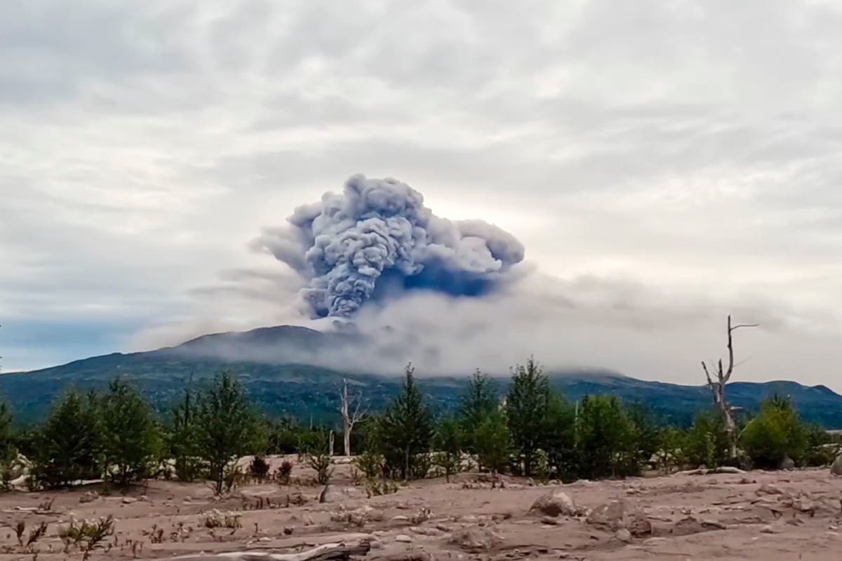 Warning of stronger second earthquake as Russian volcano erupts