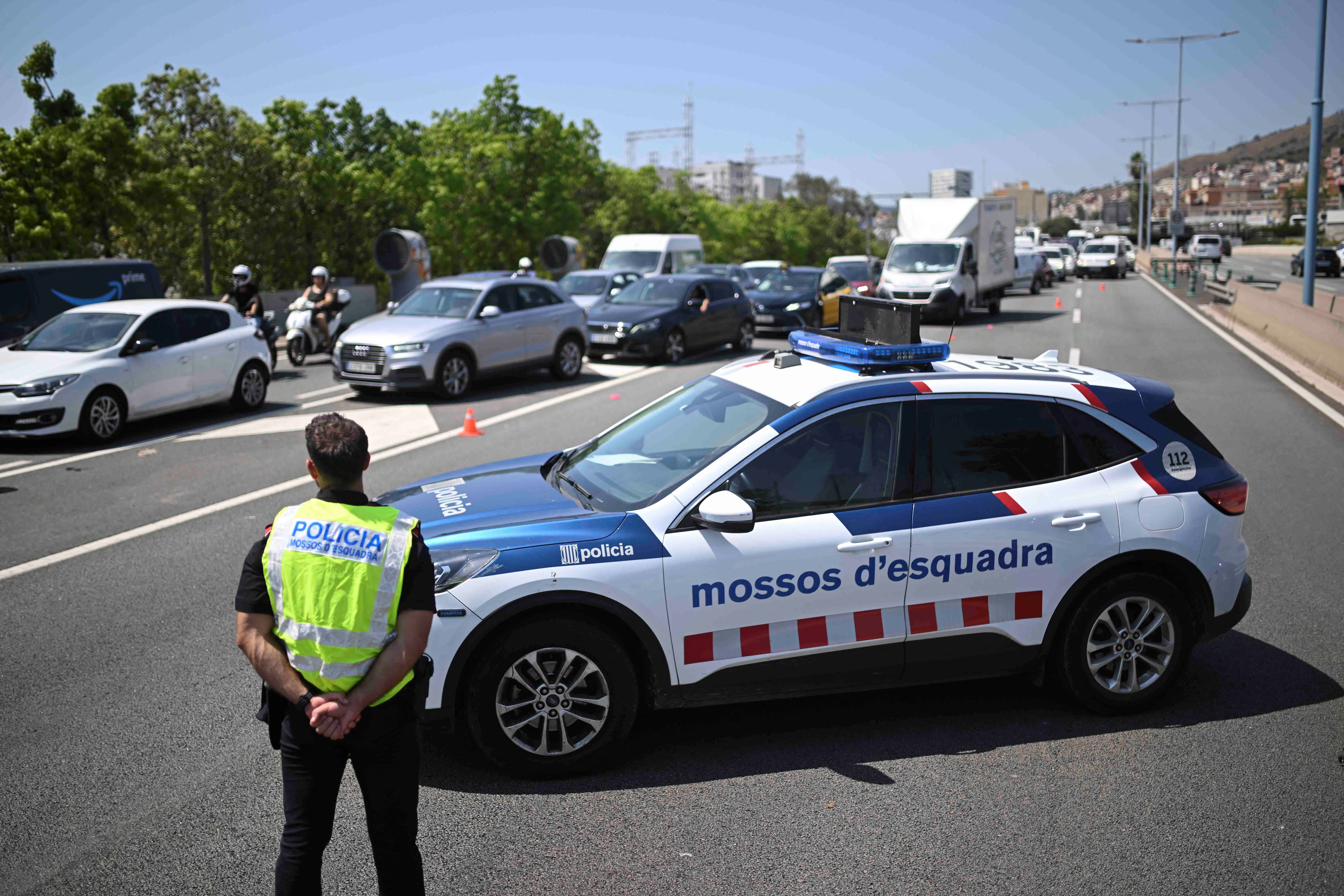 <p>Imagen representativa: un agente de policía español cumple sus funciones</p>