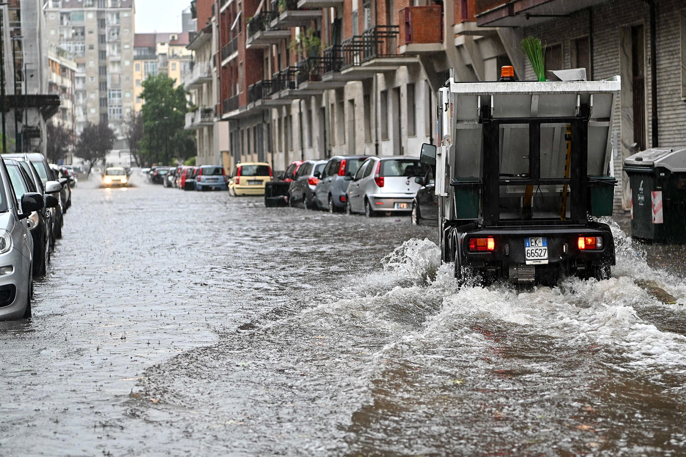 Un automóvil circula por una calle inundada después de una fuerte tormenta en Turín, norte de Italia, el 14 de agosto de 2024.