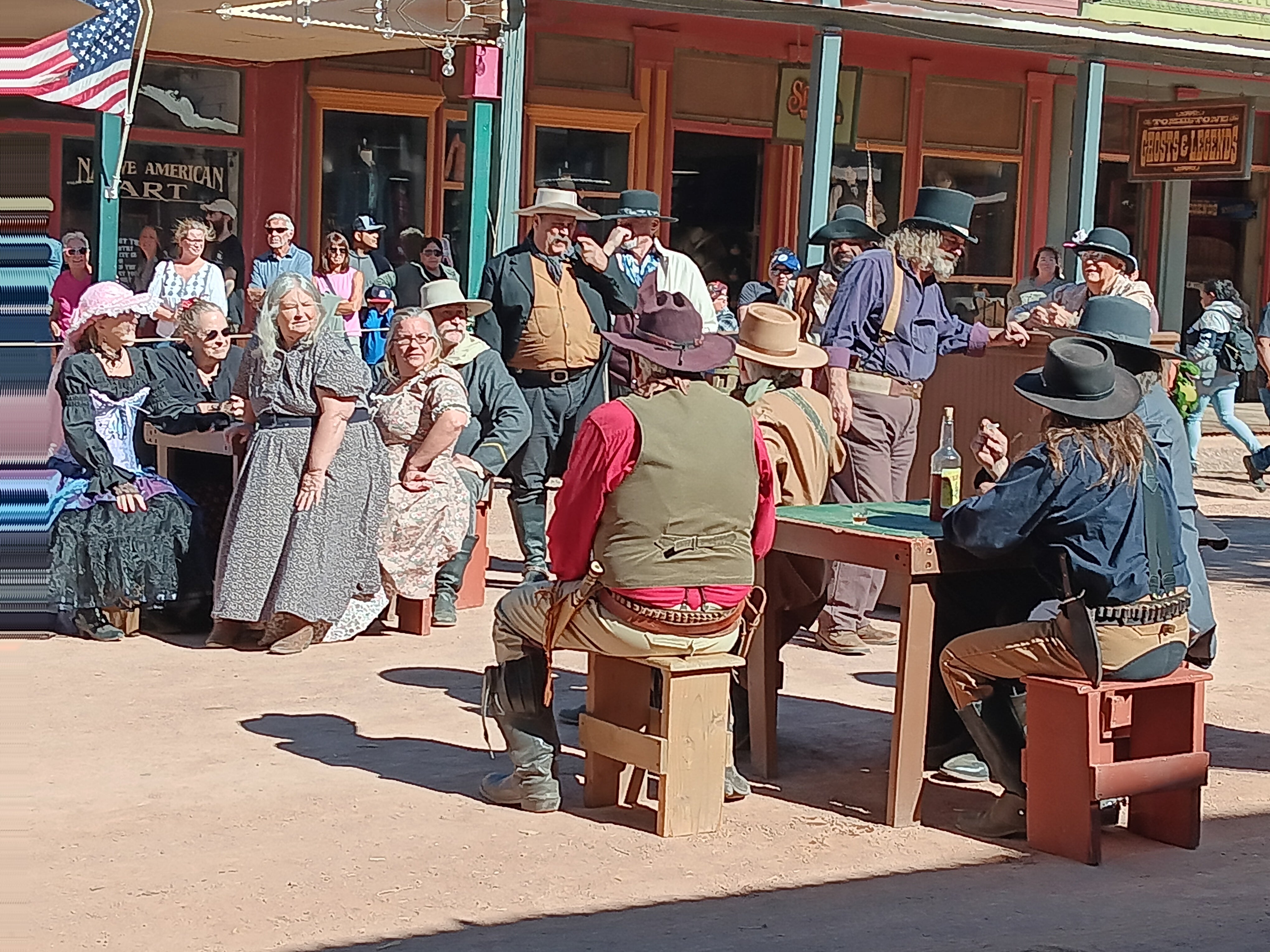 As reconstituições de cowboys acontecem em Tombstone, uma cidade que faz você se sentir como se estivesse voltando na história