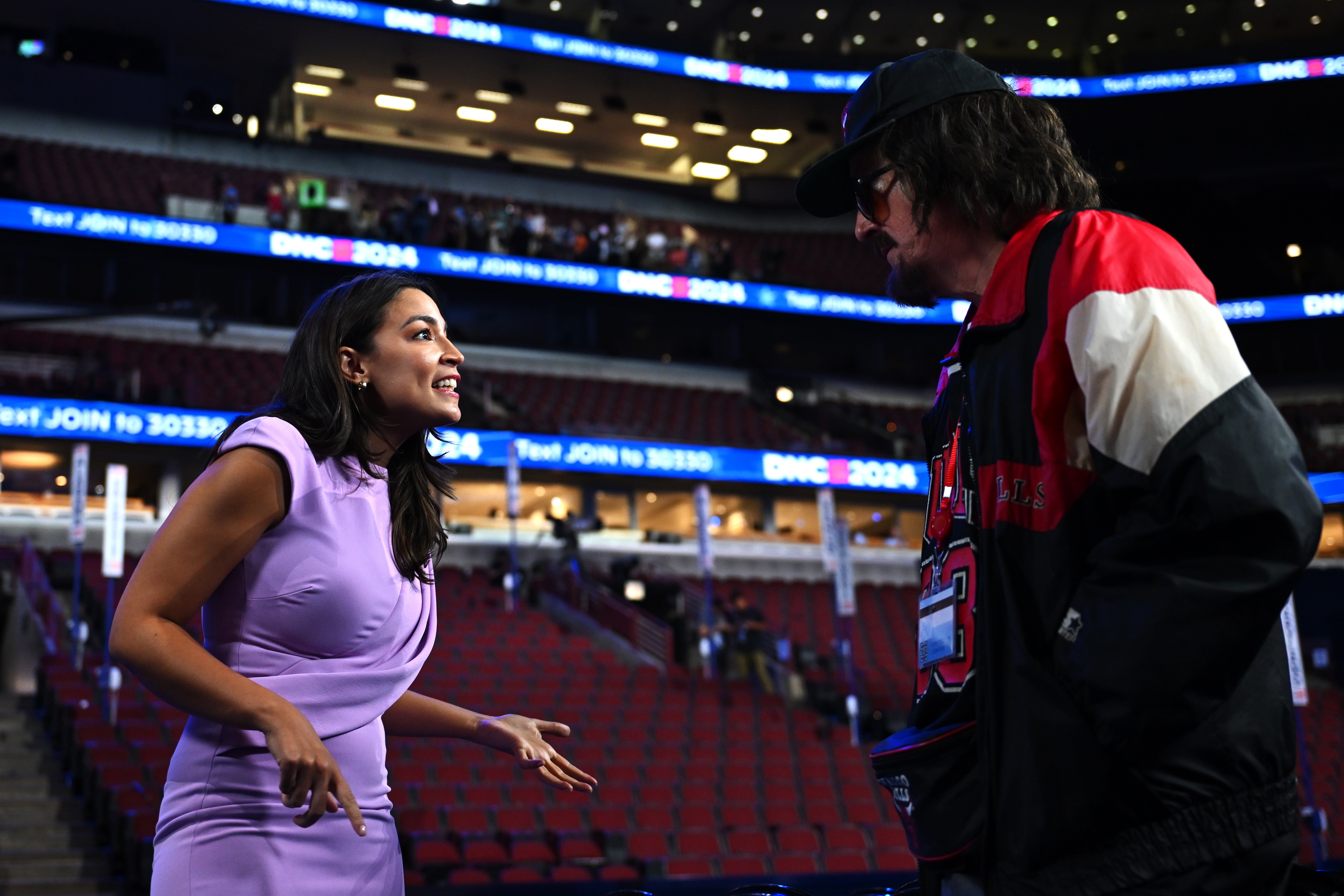 Der Komiker Stephen Colbert (r.) spricht vor dem Democratic National Convention (DNC) mit der Abgeordneten Alexandria Ocasio-Cortez (D-NY)