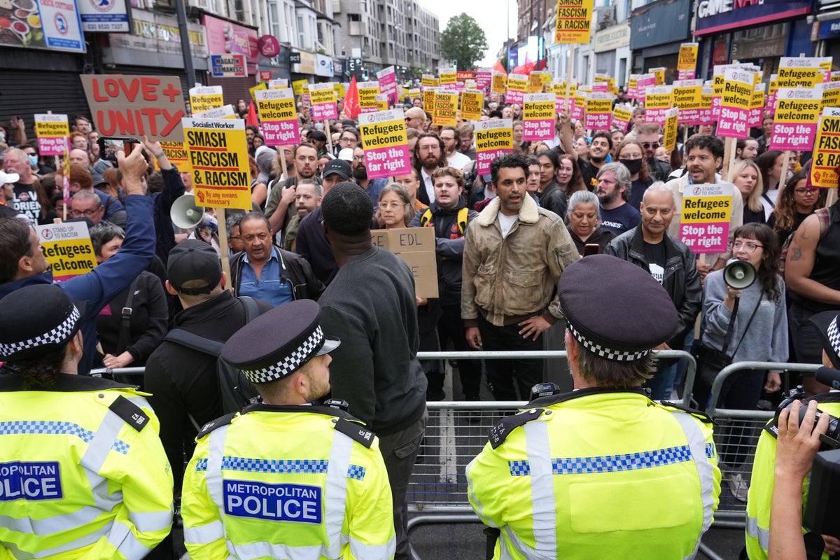 London anti far-right march – latest: Police brace for unrest as thousands of protesters descend on capital