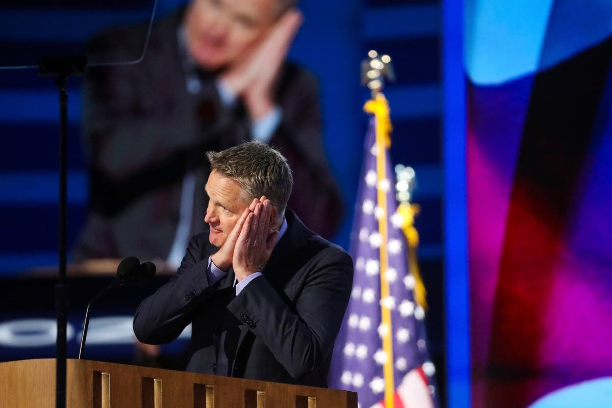 Steve Kerr, basketball coach of the US team, imitates Steph Curry at the DNC: “Say goodnight to Donald Trump”