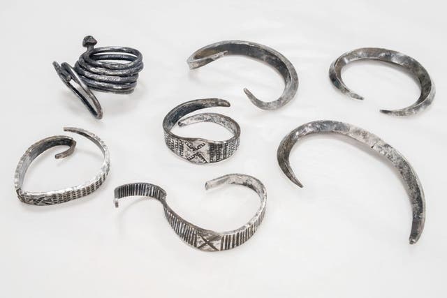 <p>Estudiante danés desentierra un tesoro de joyas de plata de la era vikinga </p>